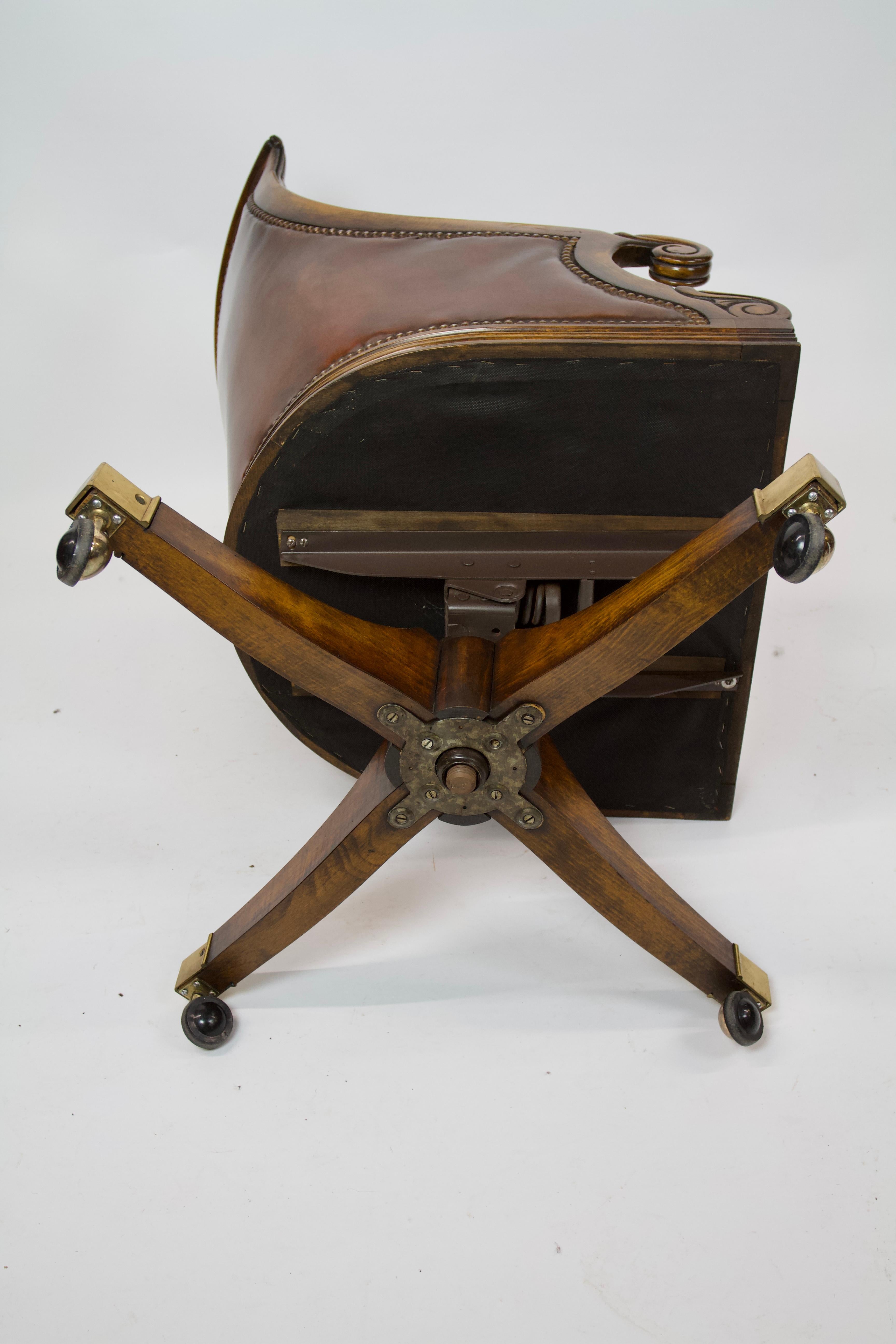 Chaise de bureau en acajou et cuir de qualité supérieure W1V sTyle, 
circa 1950s.
Cadre de présentation en acajou, avec détails sculptés de style W1V,
Revêtement en cuir couleur châtaigne, 
Action de pivotement et action de basculement vers