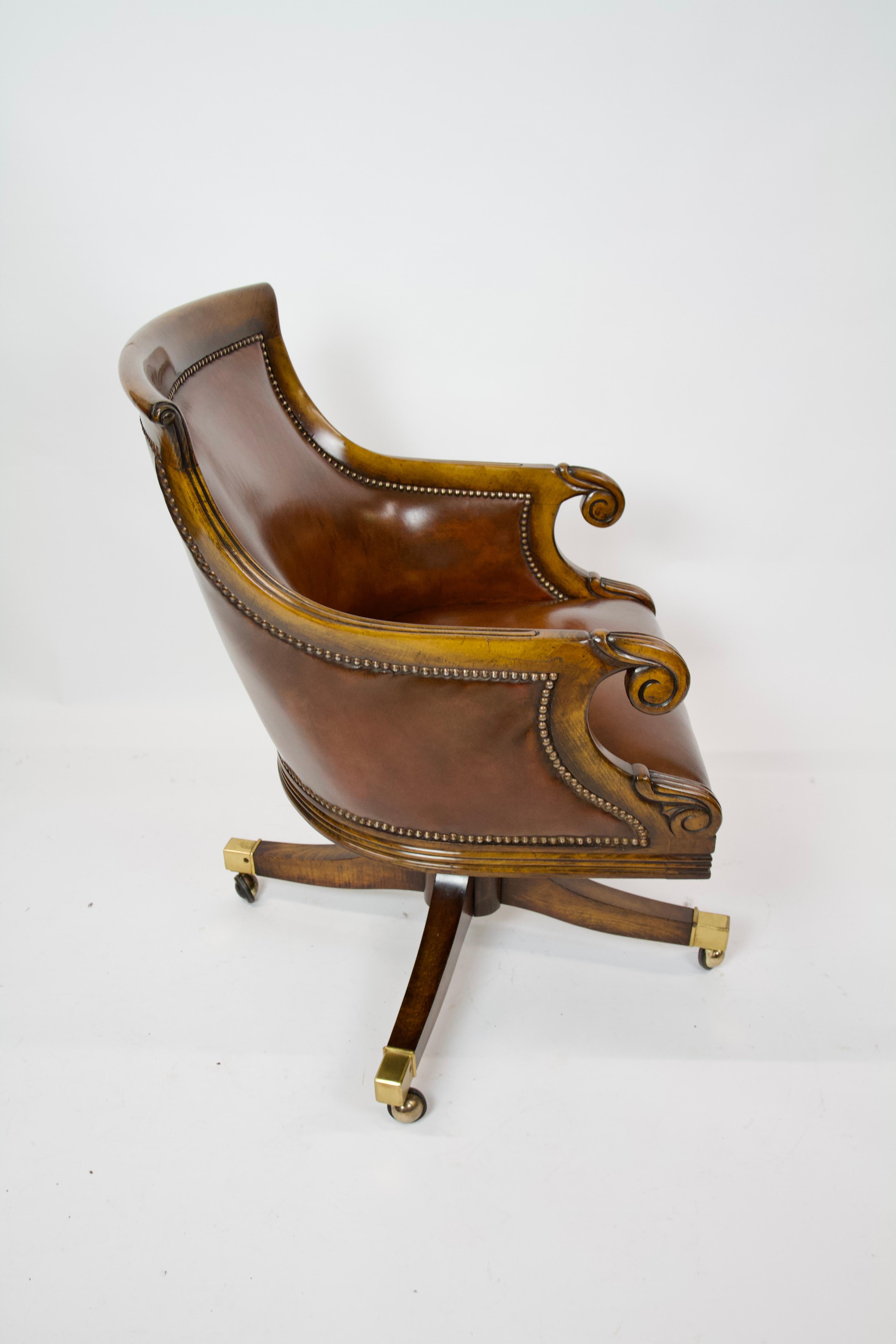 20ième siècle  Chaise de bureau en acajou et cuir de style W1V en vente