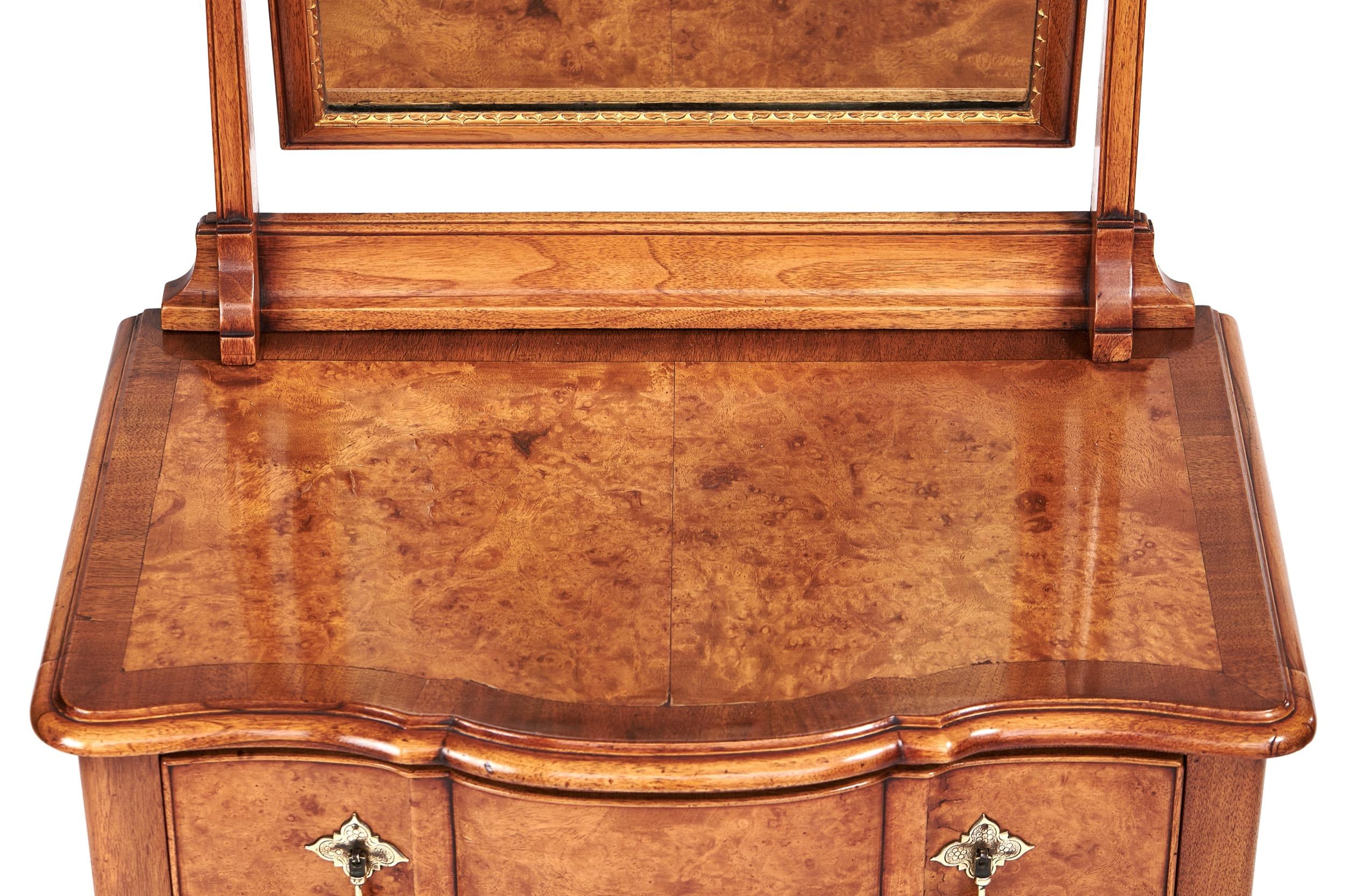 Fine Walnut Dressing table Queen Anne Revival circa 1920s For Sale 1