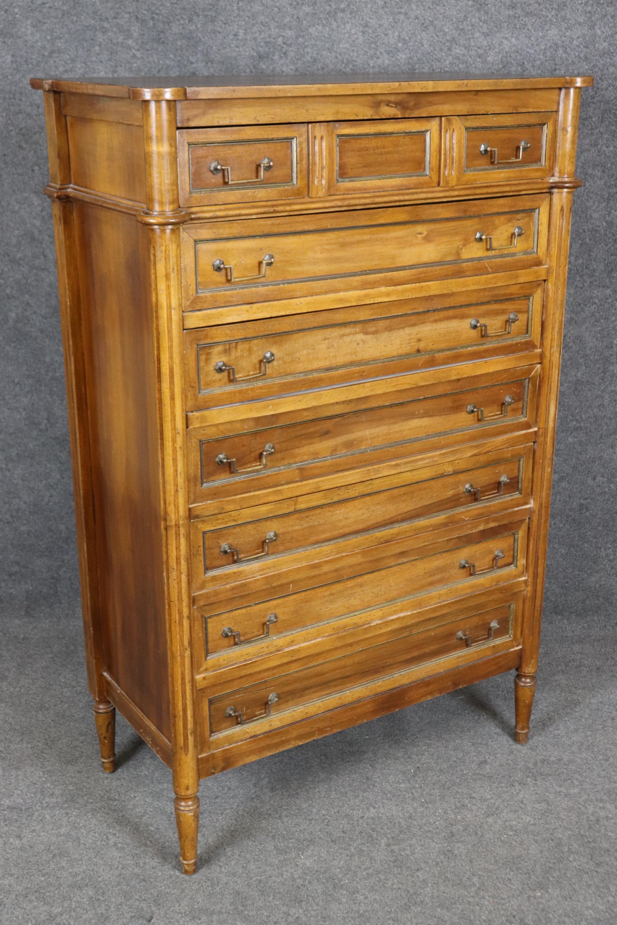Si tratta di una cassapanca francese di manifattura italiana in stile Luigi XVI con intarsi in noce e ottone. La cassettiera è stata realizzata per i famosi grandi magazzini B.Altman di New York. Realizzavano bellissimi pezzi di marca in stile
