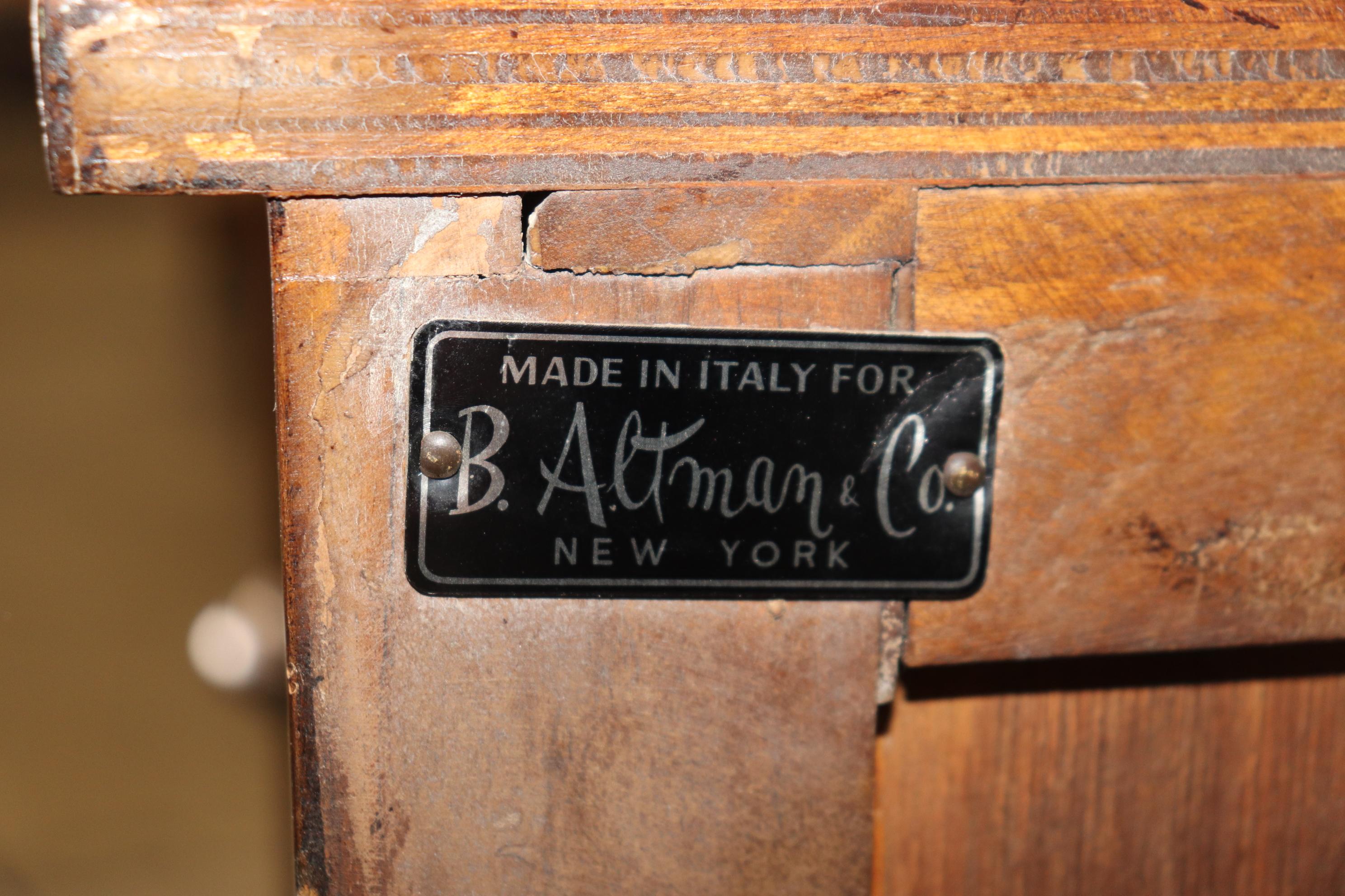 Cassapanca per lingerie in noce francese in stile Luigi XVI, realizzata in Italia per I. A. B. In condizioni buone in vendita a Swedesboro, NJ