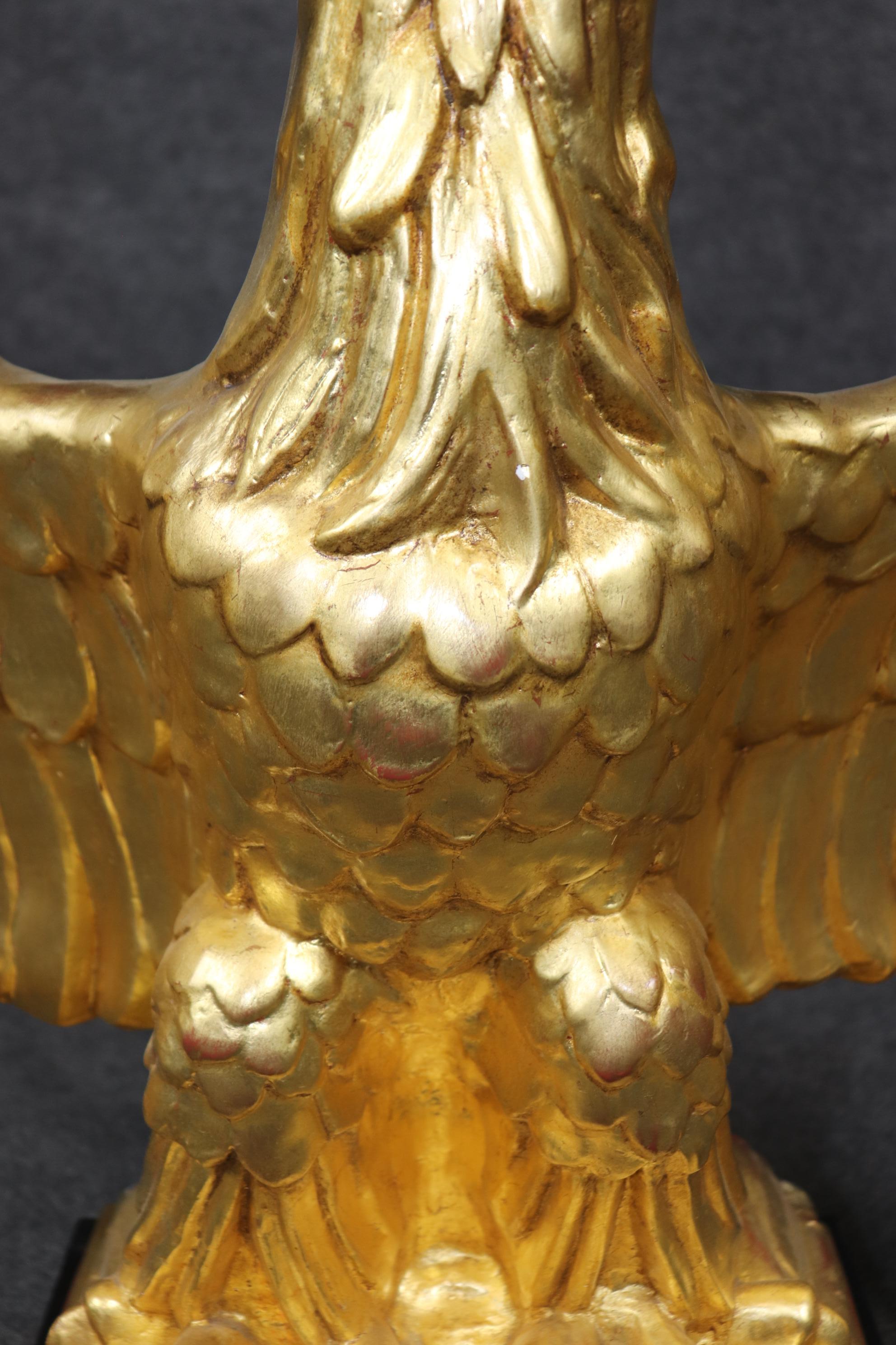 Table console aigle en noyer sculpté et faux marbre doré à l'eau de George II en vente 4