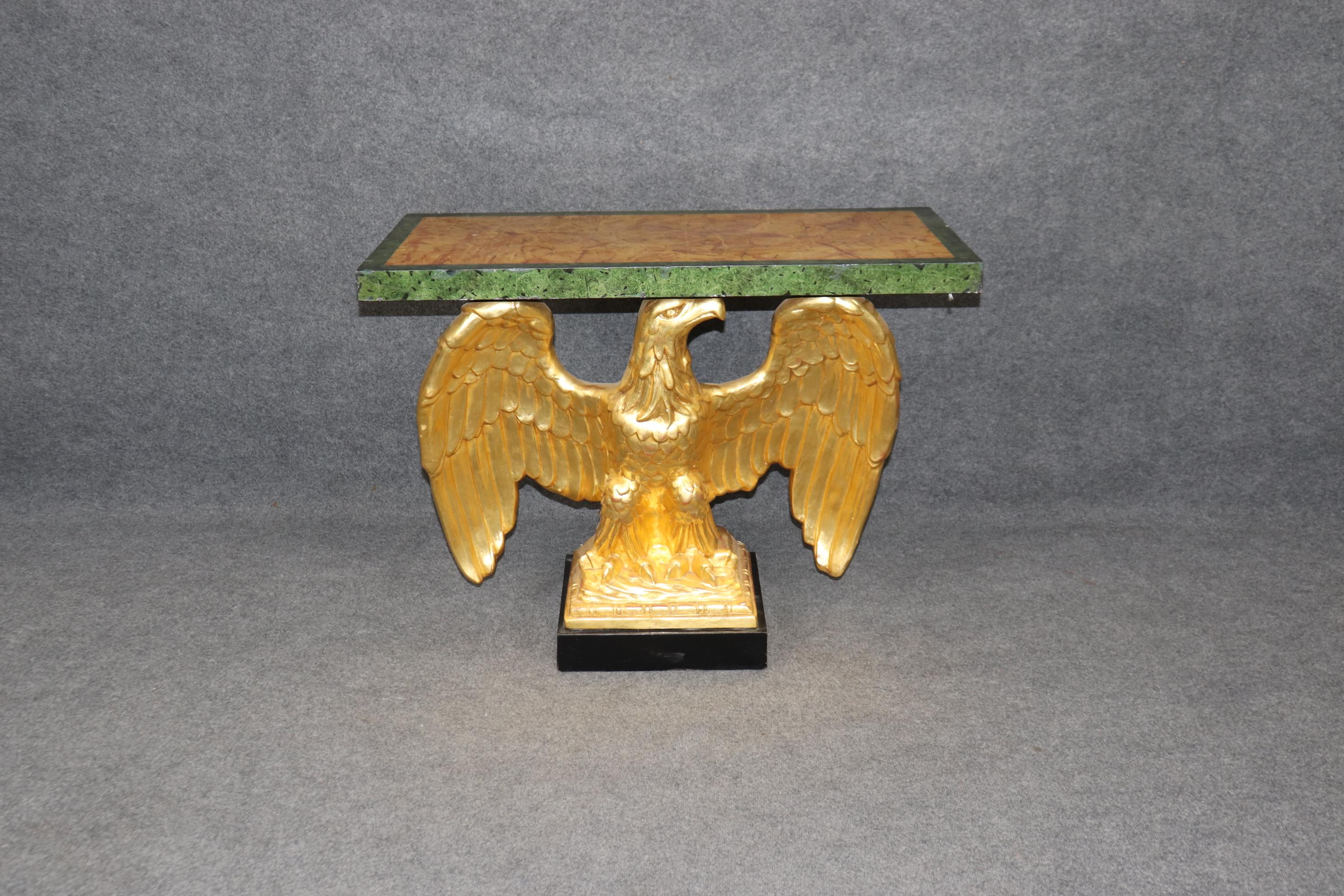 
Il s'agit d'une fantastique table console dorée à l'eau (la plus belle forme de dorure, très métallique et brillante) dans le style de William Kent d'Angleterre. La table est ornée d'un aigle sculpté très naturel en or brillant, surmonté d'un