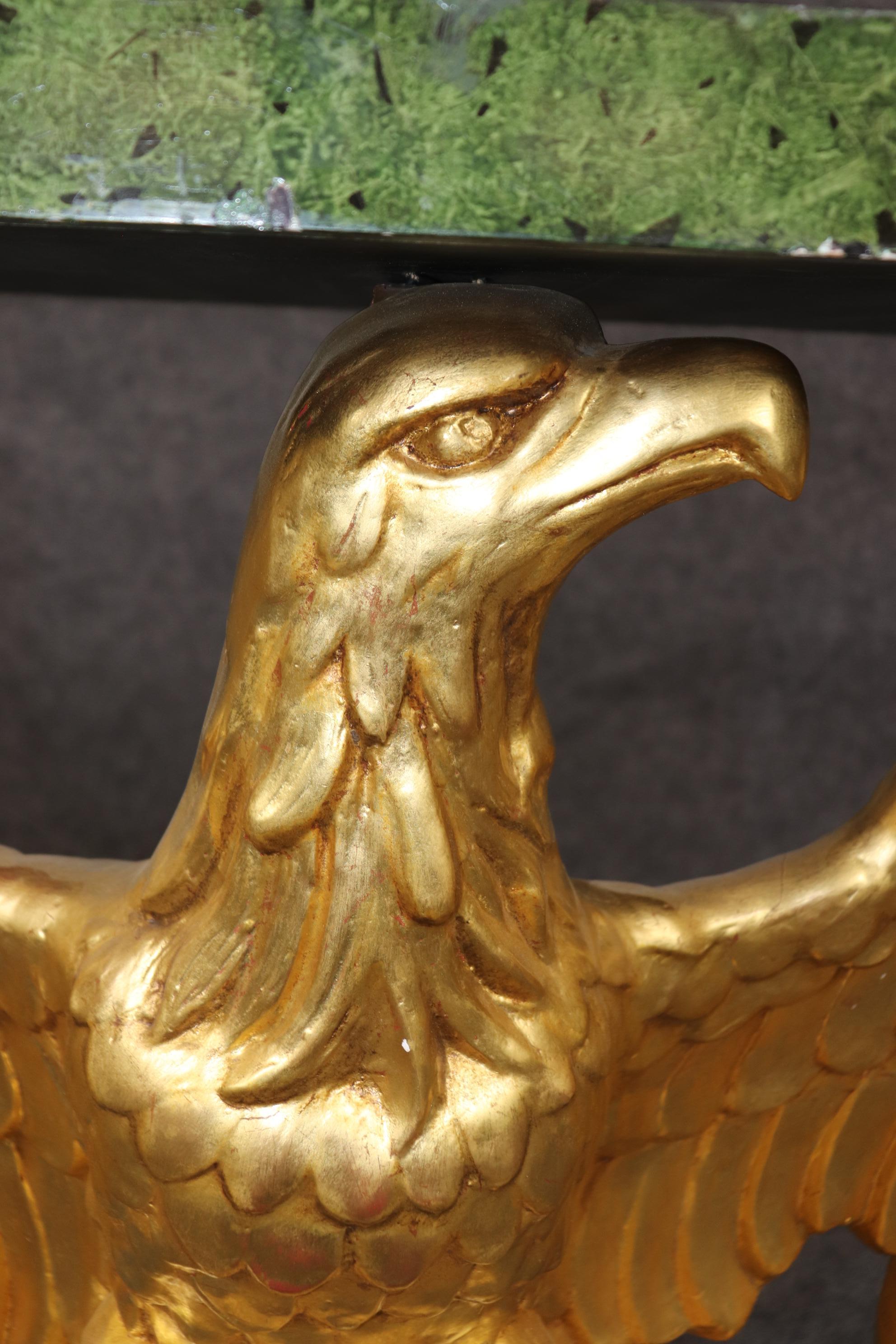 Table console aigle en noyer sculpté et faux marbre doré à l'eau de George II Bon état - En vente à Swedesboro, NJ