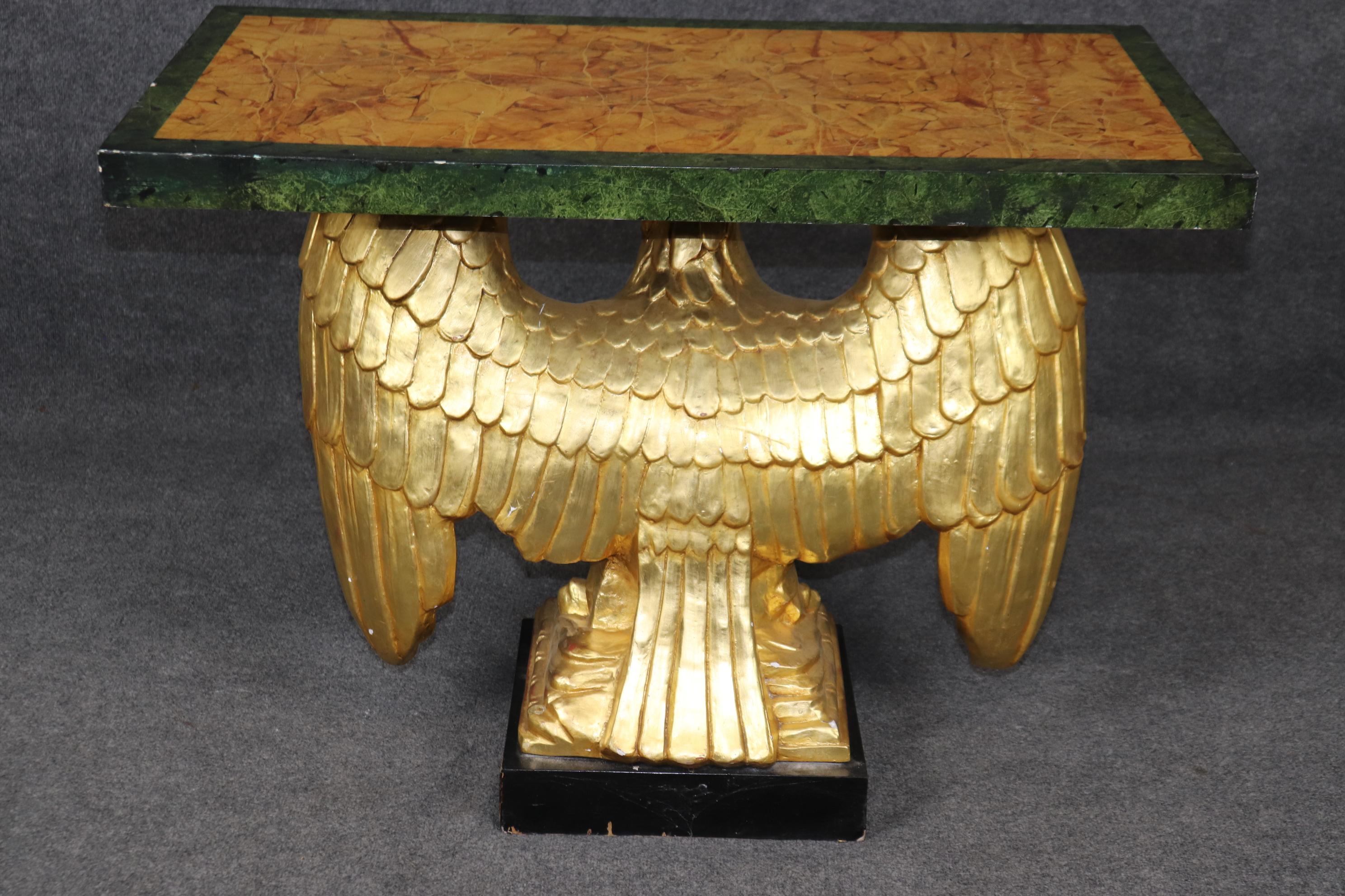 Milieu du XXe siècle Table console aigle en noyer sculpté et faux marbre doré à l'eau de George II en vente