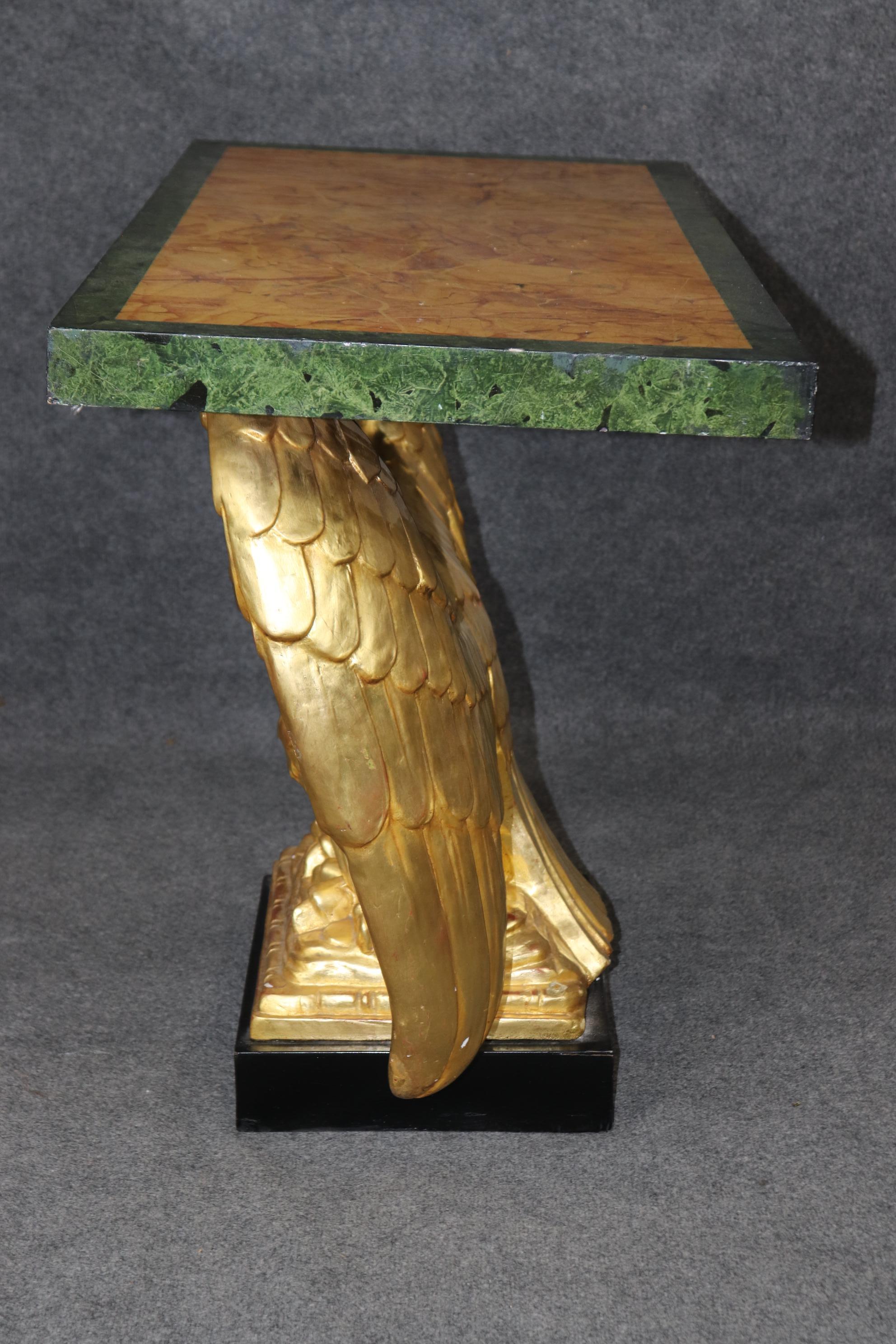 Noyer Table console aigle en noyer sculpté et faux marbre doré à l'eau de George II en vente