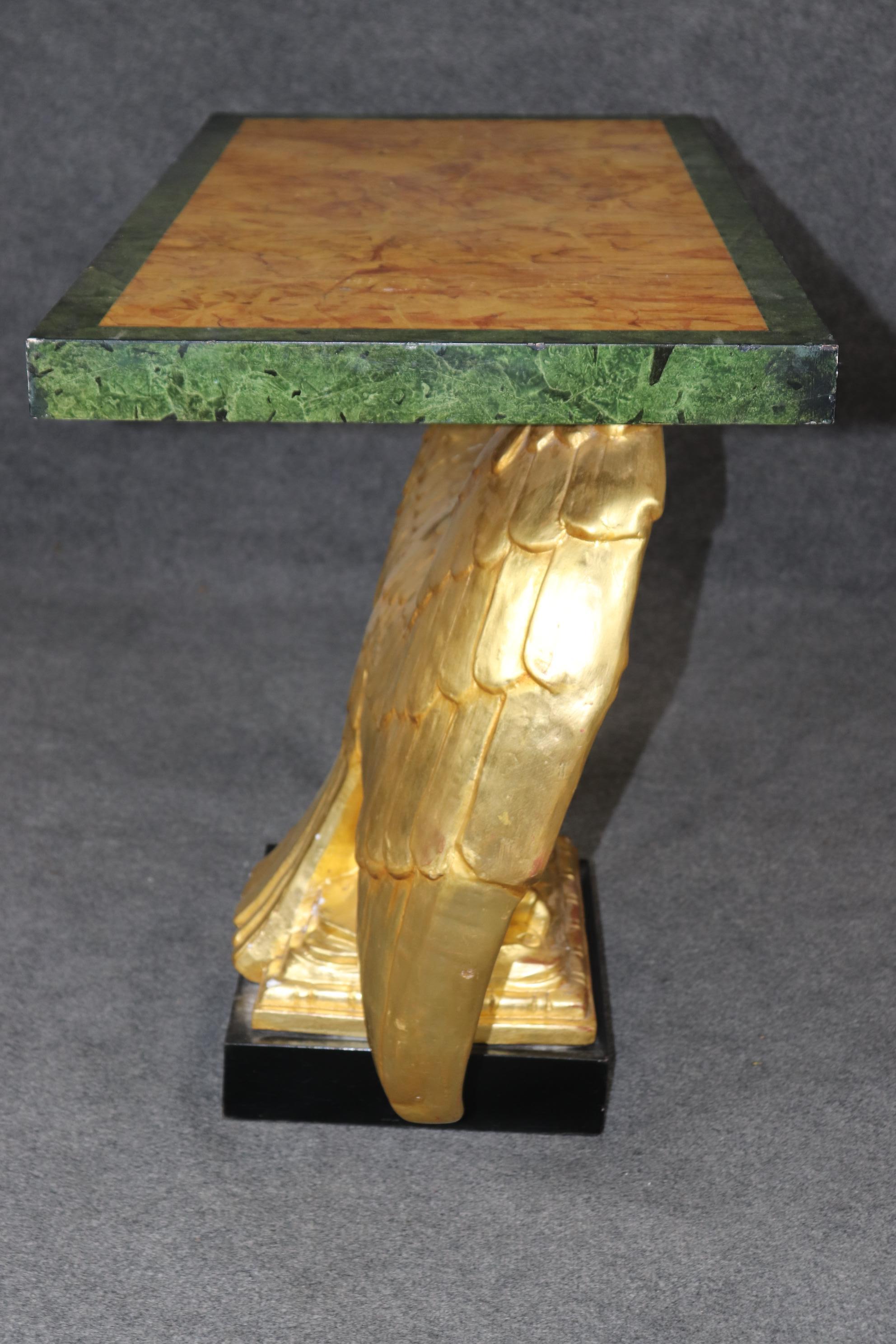 Table console aigle en noyer sculpté et faux marbre doré à l'eau de George II en vente 1