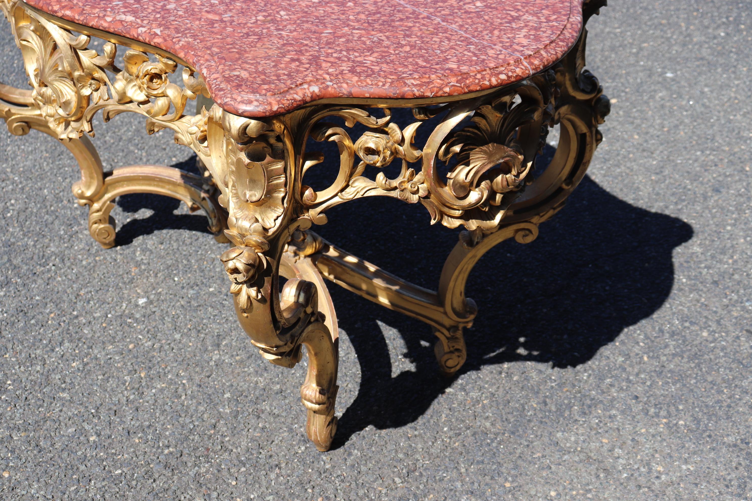 Louis XV. Rokoko-Mitteltisch mit wasservergoldeter Rouge-Marmorplatte, um 1900 im Angebot 6
