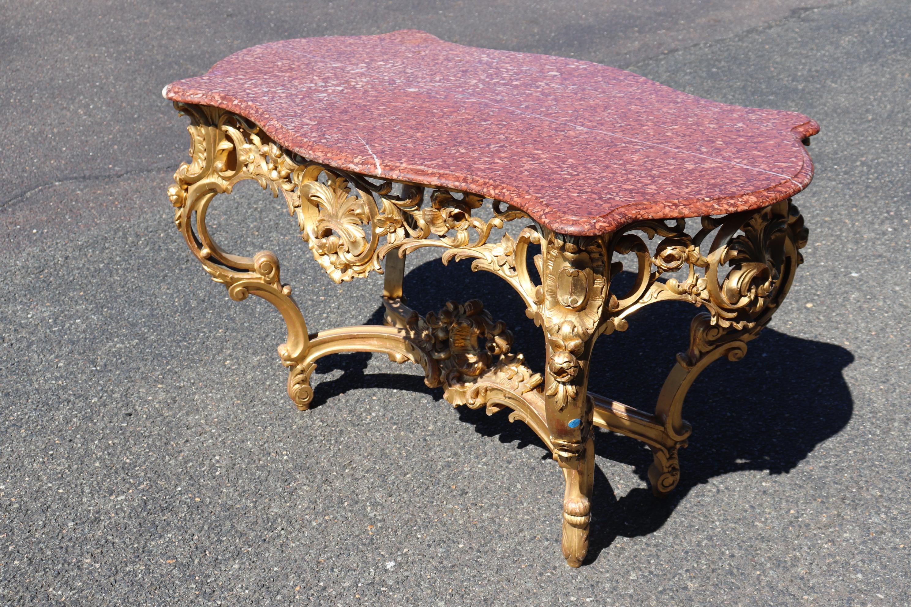 Louis XV. Rokoko-Mitteltisch mit wasservergoldeter Rouge-Marmorplatte, um 1900 (Französisch) im Angebot