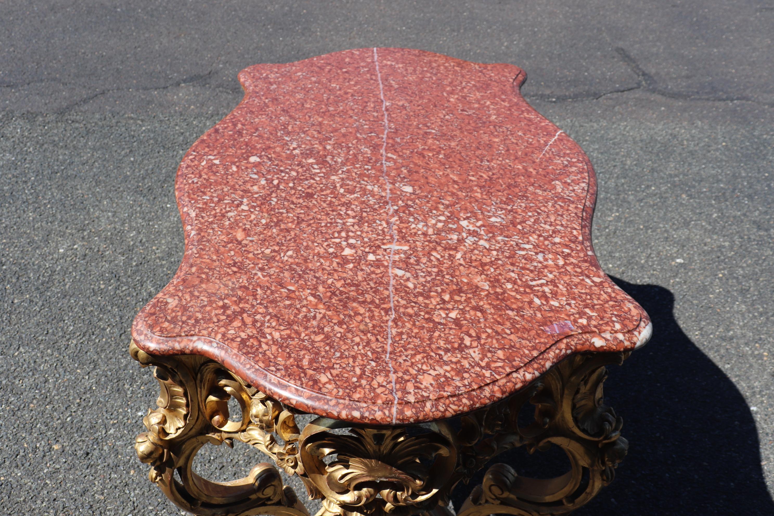 Louis XV. Rokoko-Mitteltisch mit wasservergoldeter Rouge-Marmorplatte, um 1900 im Zustand „Gut“ im Angebot in Swedesboro, NJ