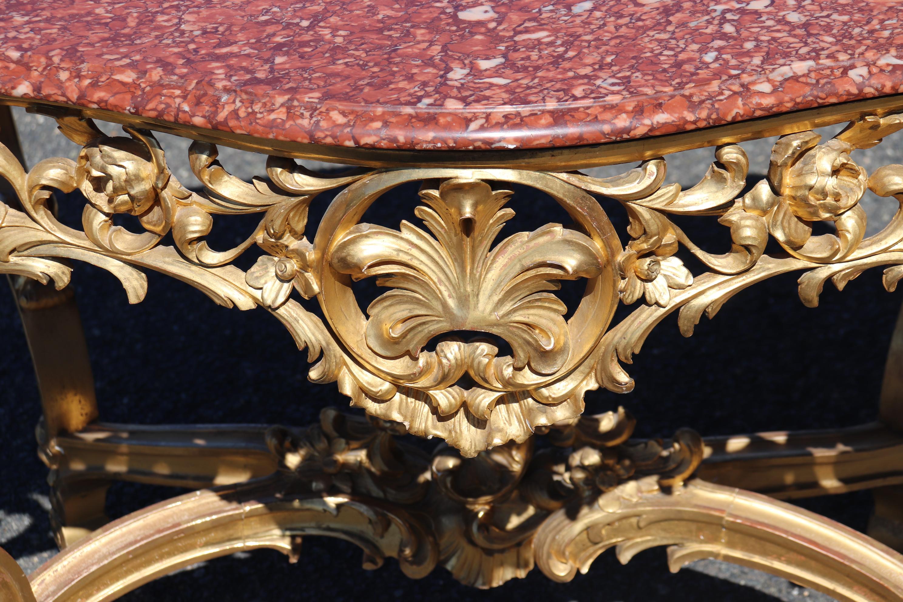 Louis XV. Rokoko-Mitteltisch mit wasservergoldeter Rouge-Marmorplatte, um 1900 im Angebot 1