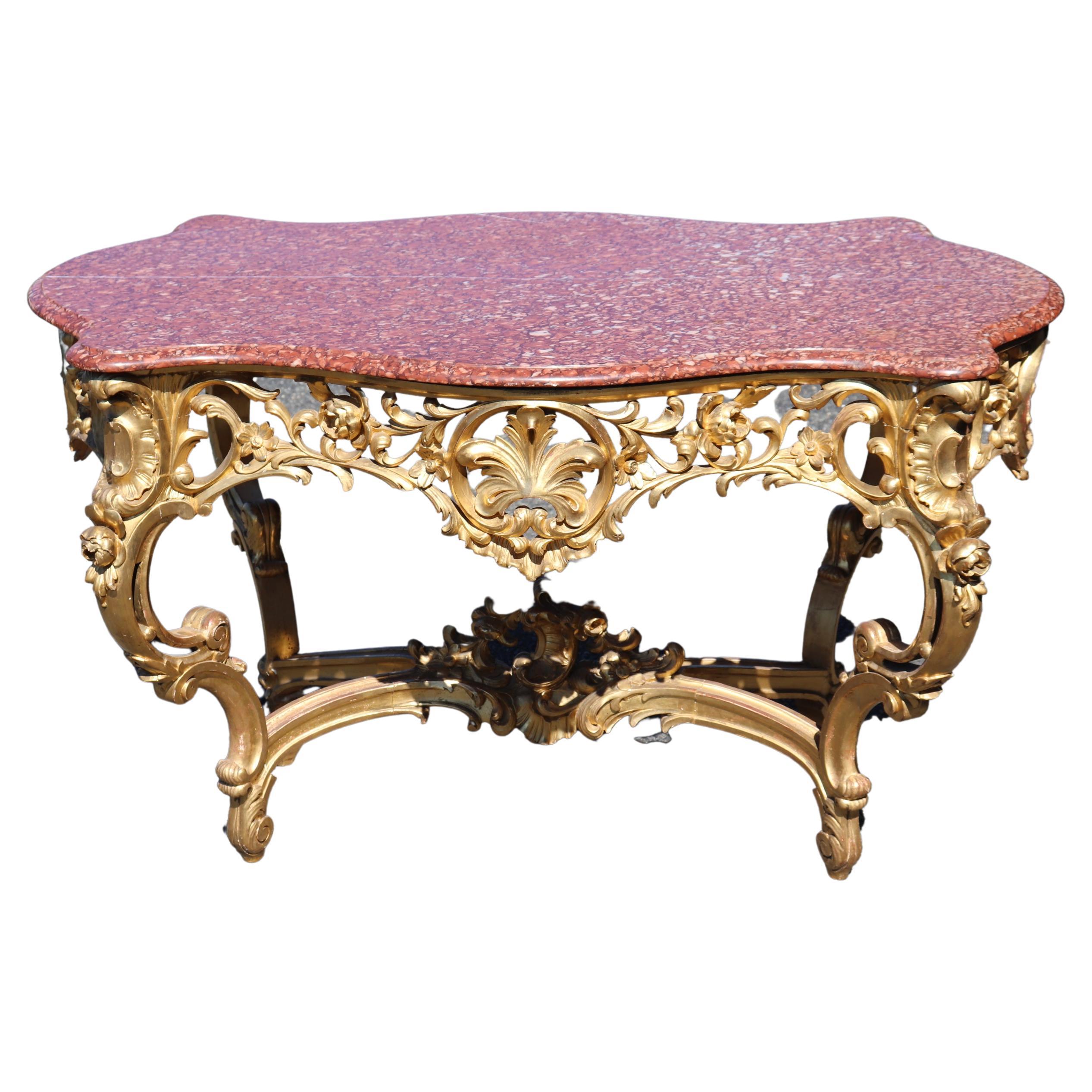 Louis XV. Rokoko-Mitteltisch mit wasservergoldeter Rouge-Marmorplatte, um 1900 im Angebot