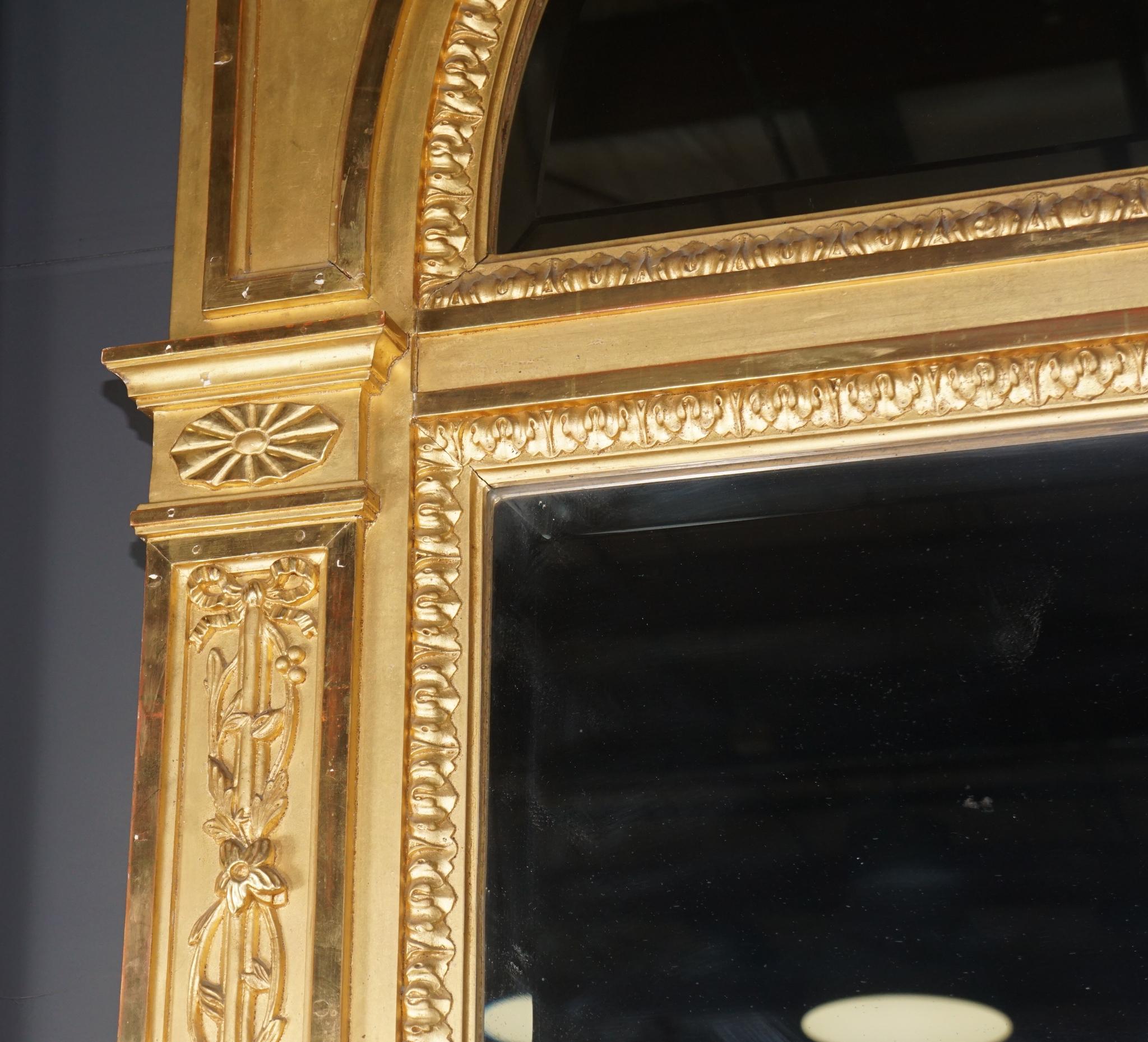 Sculpté Miroir à l'eau doré de style Louis XVI en vente
