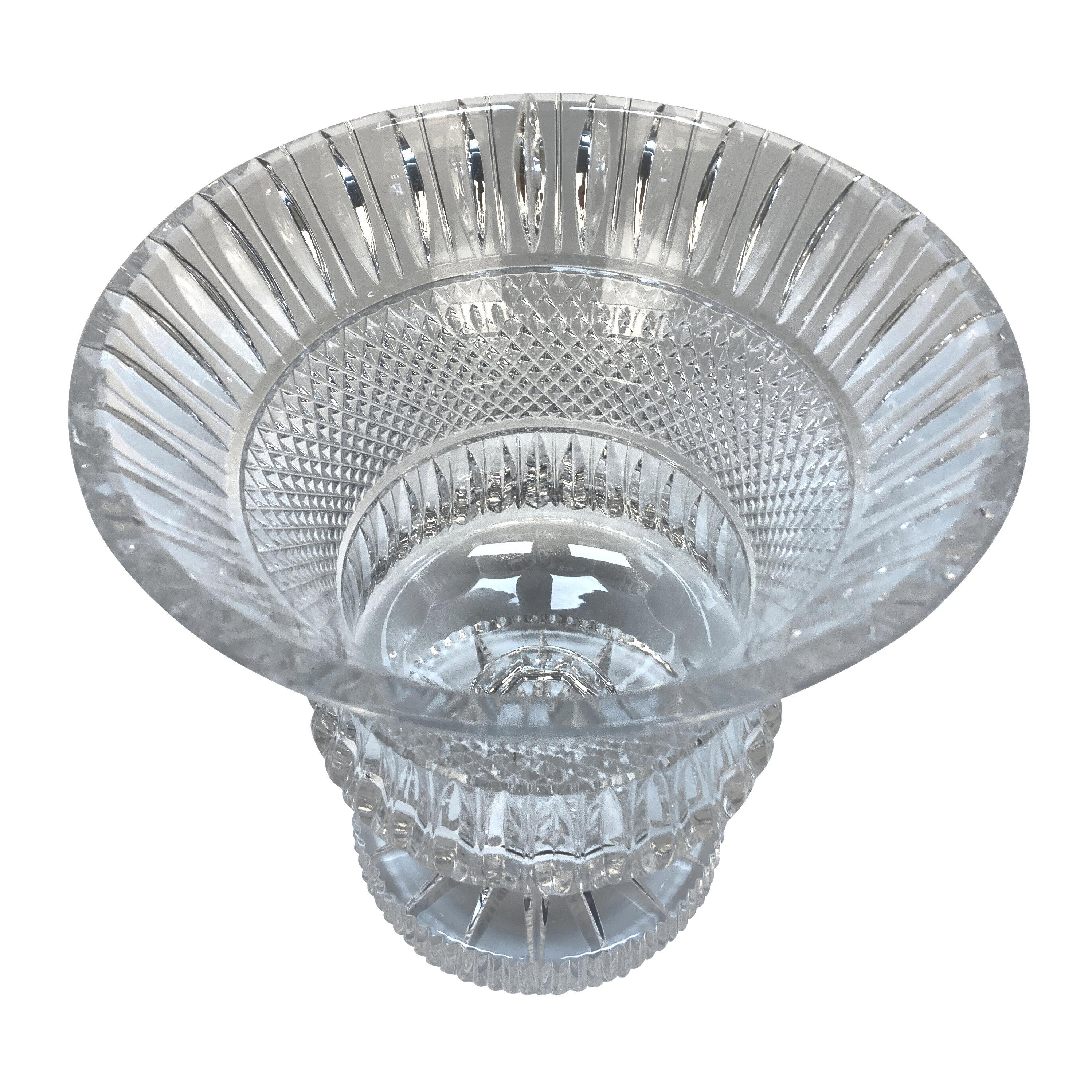 Un centre de table/bol en forme de chardon en cristal de Waterford. Très lourd et en excellent état.