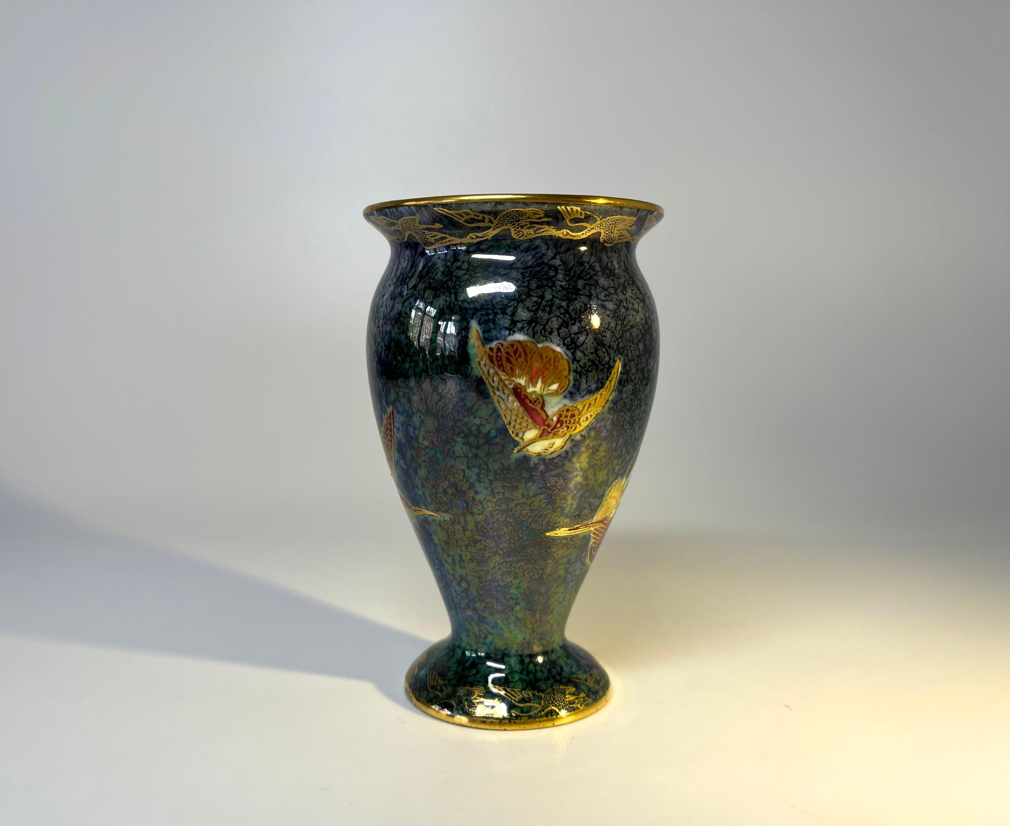 Fine Wedgwood Ordinary Lustre Exotic Gilded Birds Baluster Vase #Z5986 In Excellent Condition For Sale In Rothley, Leicestershire