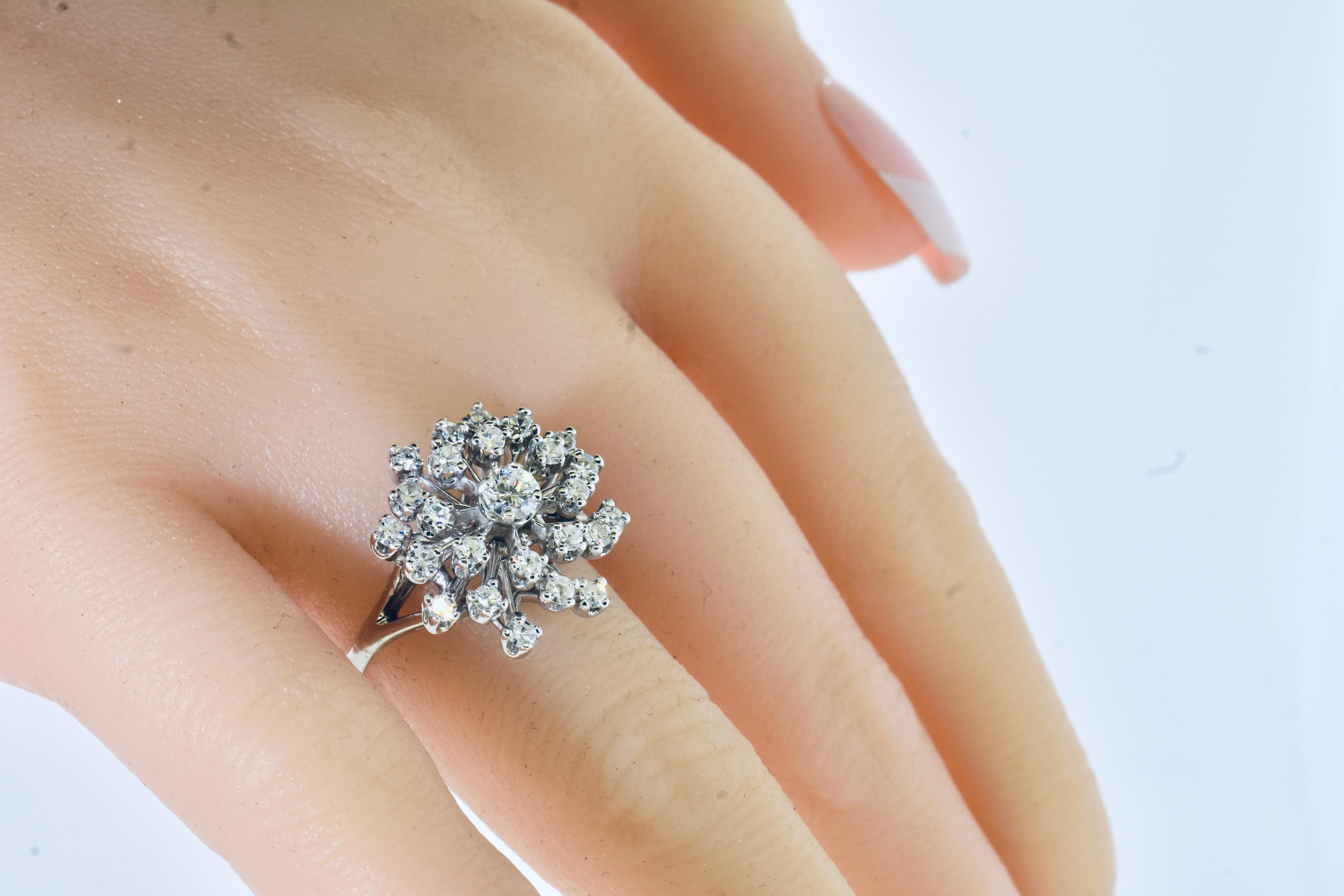 Contemporaneo Anello vintage in oro bianco e diamanti bianchi taglio Brilliante in vendita