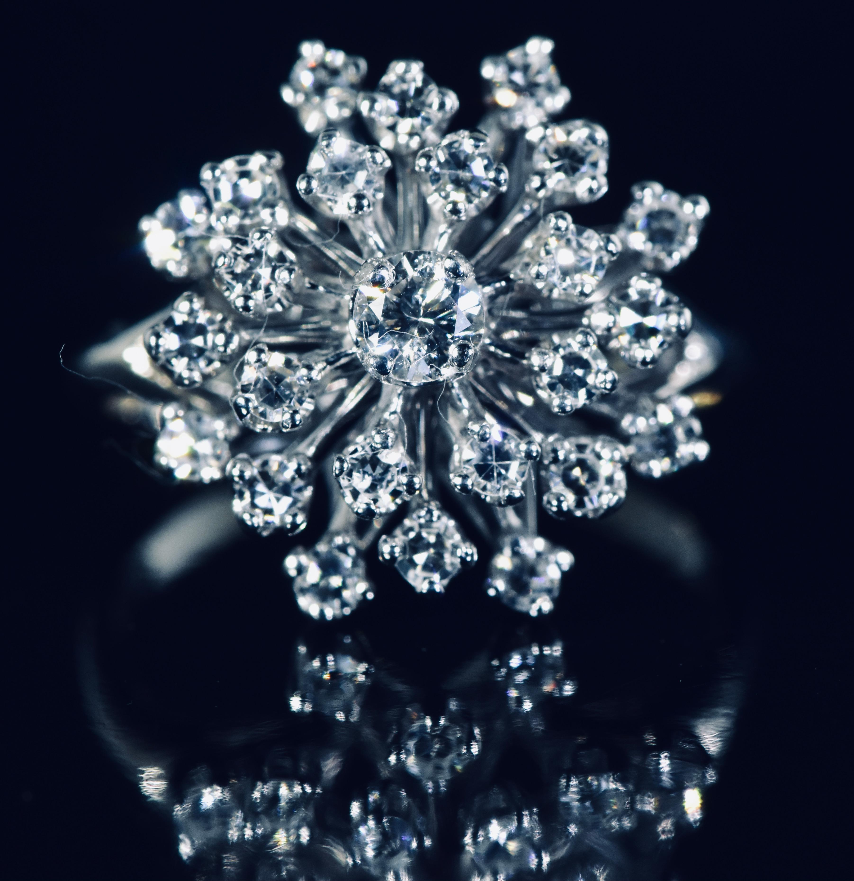 Feiner weißer Diamant im Brillantschliff Zeitgenössischer Ring im Angebot