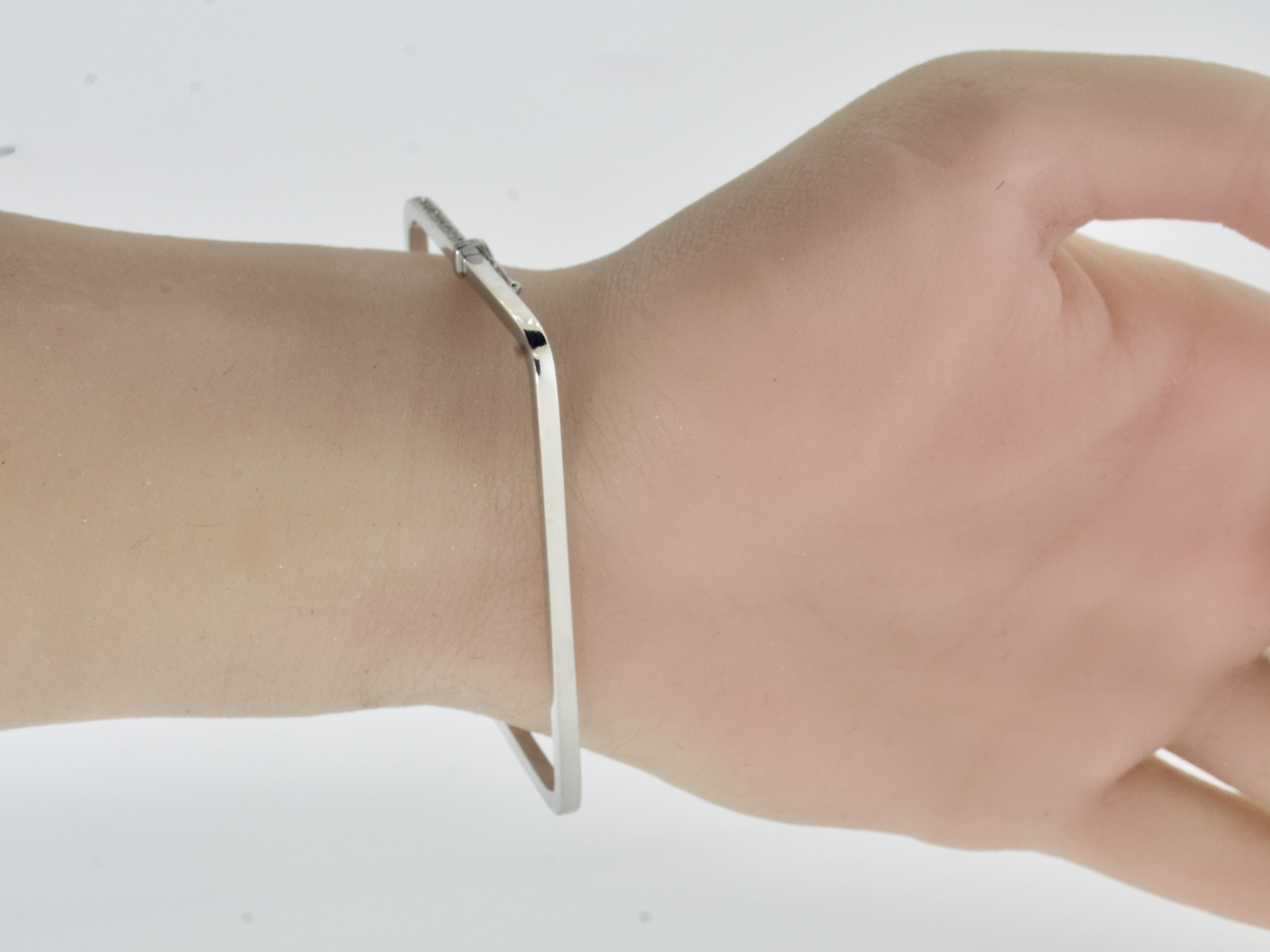 Fine White Brilliant Cut Diamonds set in a Square Bangle Bracelet, Mimi So. en vente 4