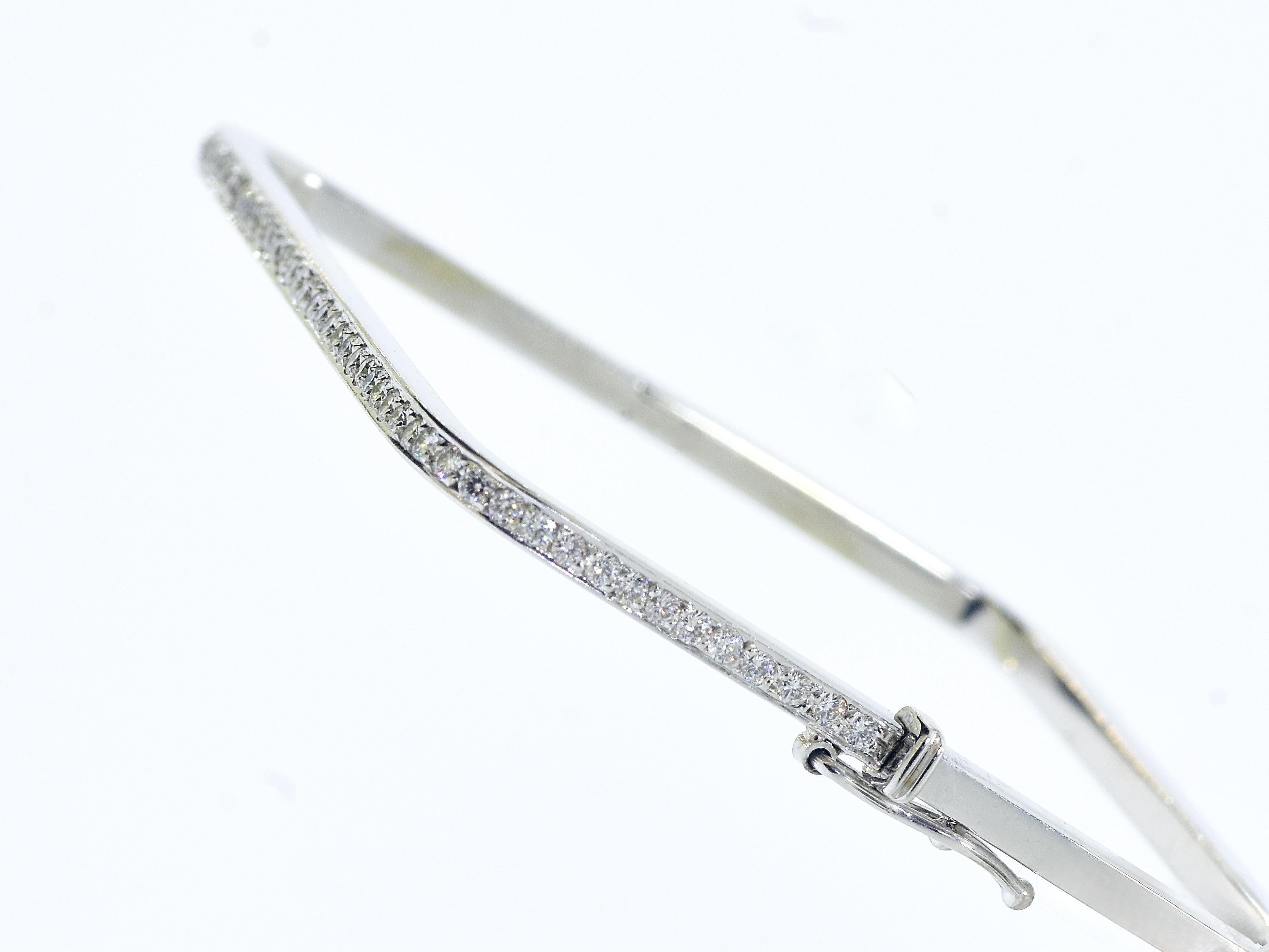 Taille brillant Fine White Brilliant Cut Diamonds set in a Square Bangle Bracelet, Mimi So. en vente