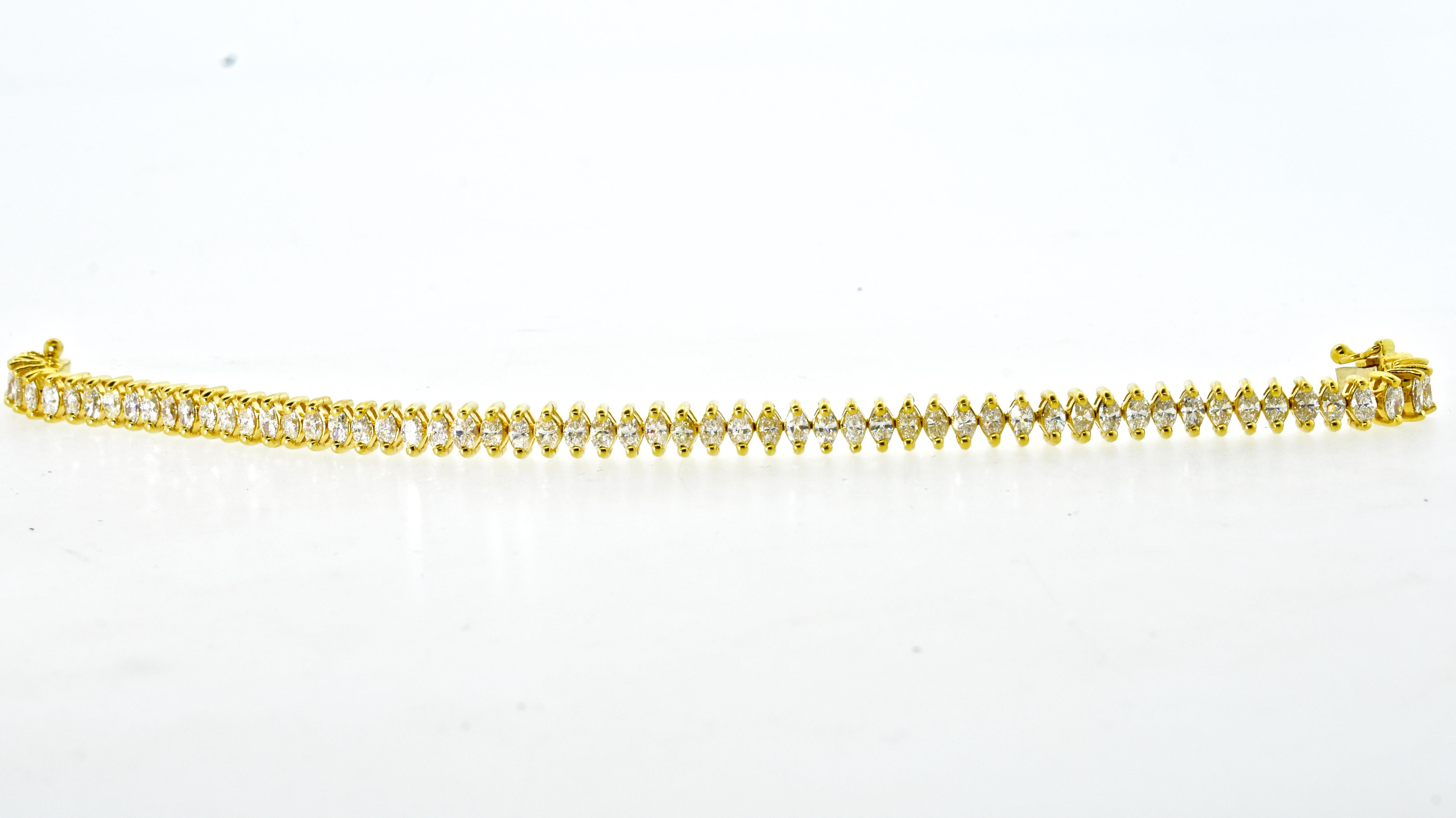 Fine White Diamond and Yellow Gold Contemporary Flexible Bracelet In Excellent Condition In Aspen, CO