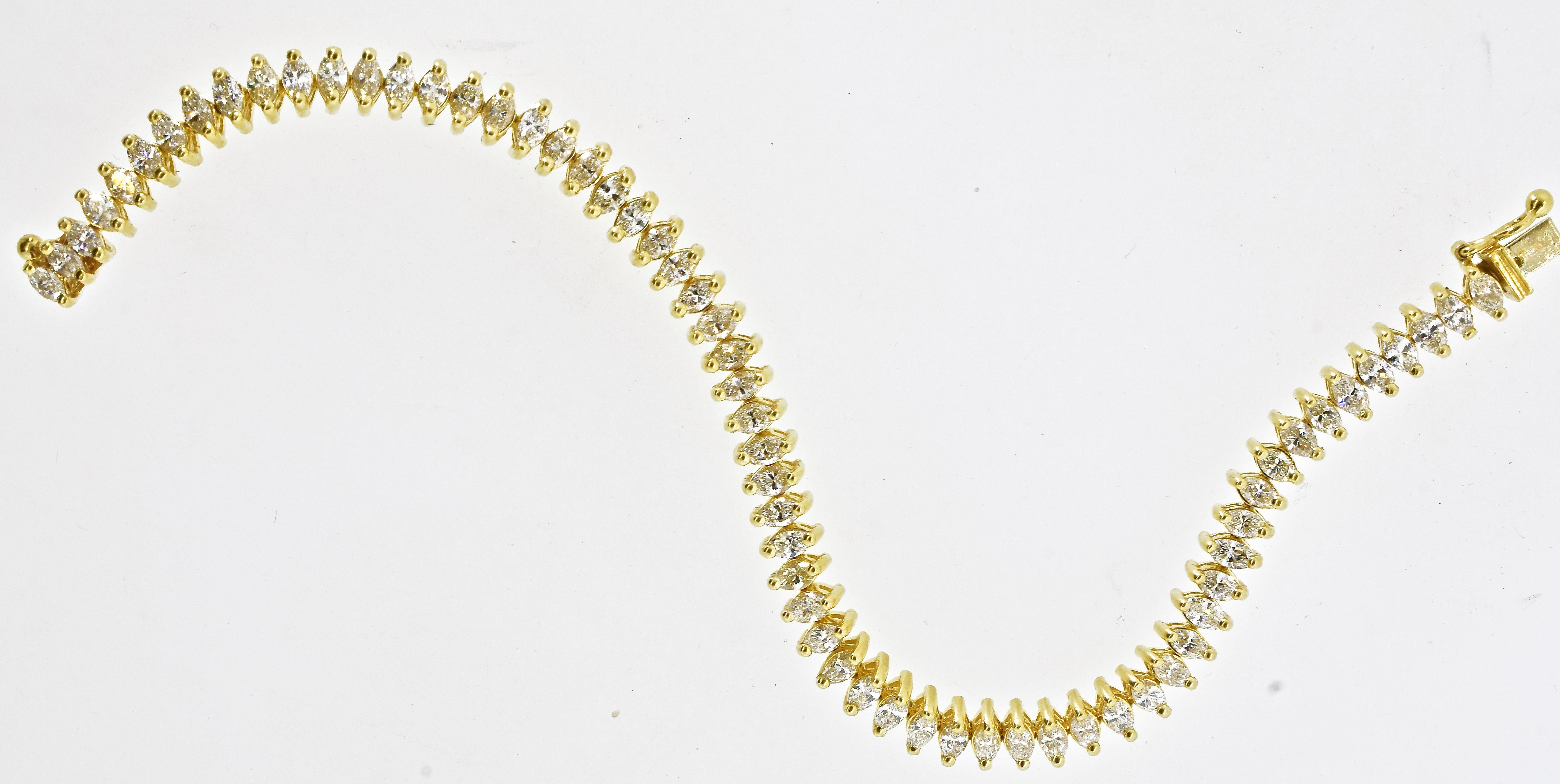 Fine White Diamond and Yellow Gold Contemporary Flexible Bracelet In Excellent Condition In Aspen, CO