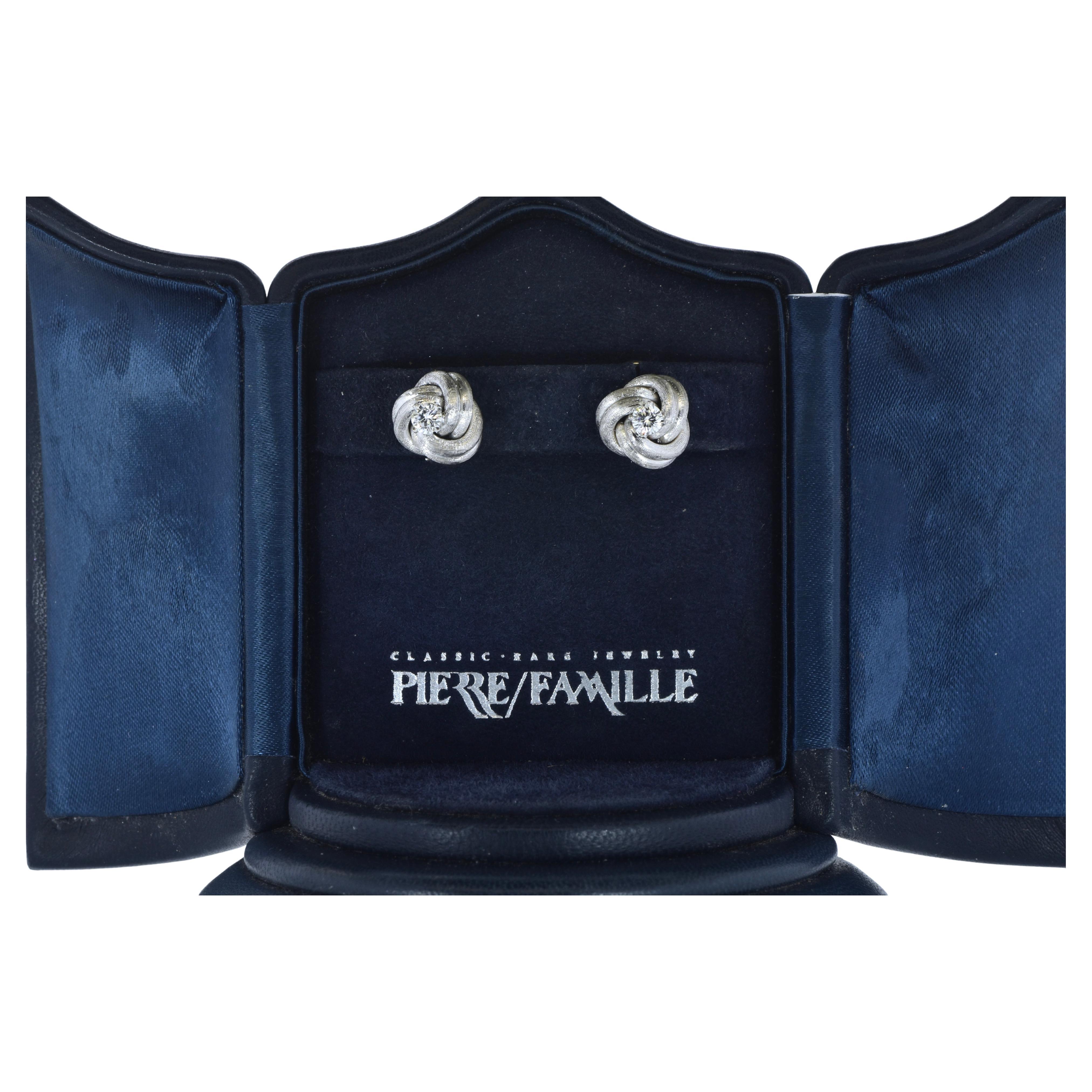 Fine White Diamond Stud Earrings in White Gold Earrings with a Love Knot Motif. im Angebot