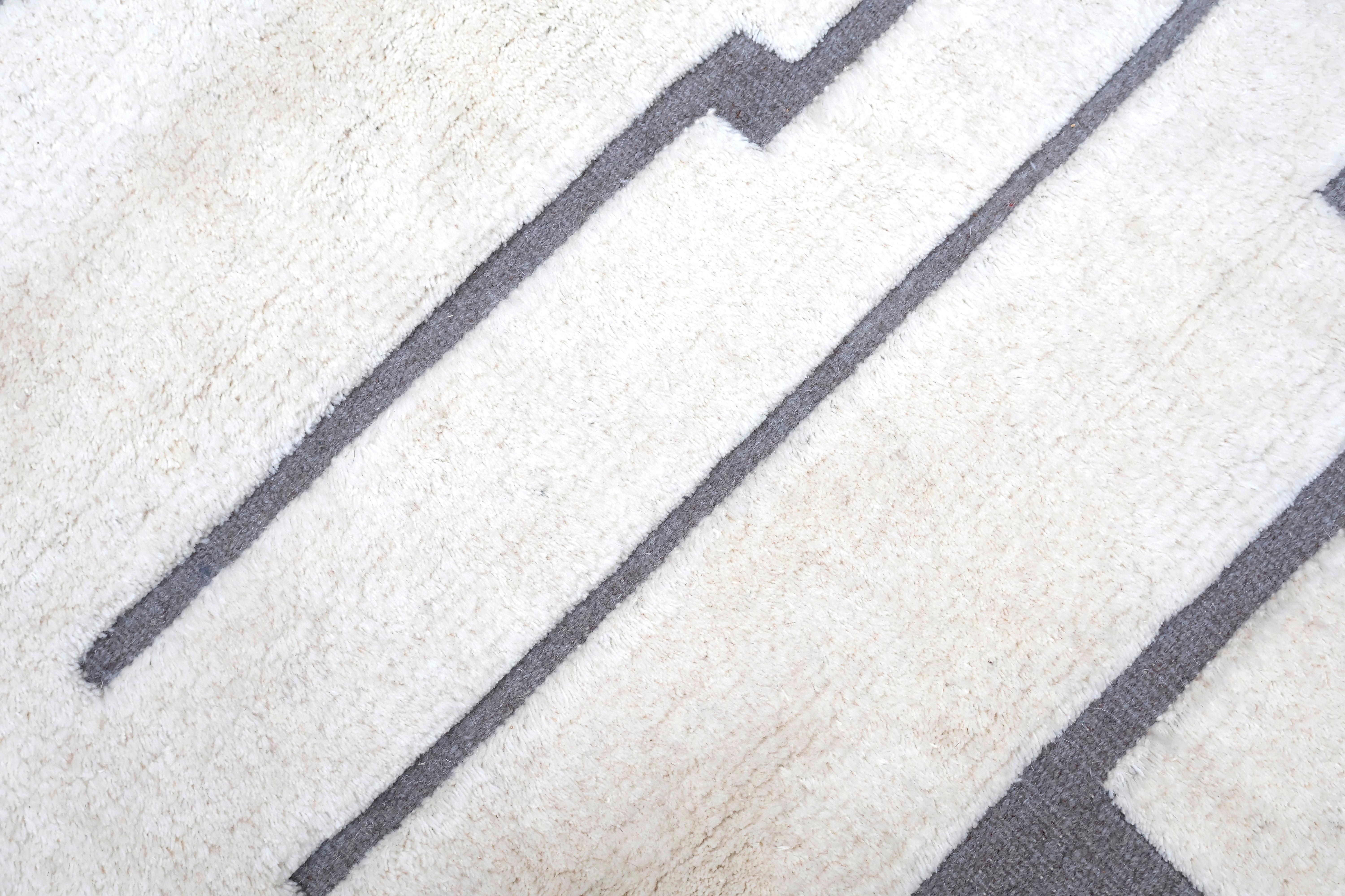 Moderne Fine White & Gray Modernity High-Low en vente
