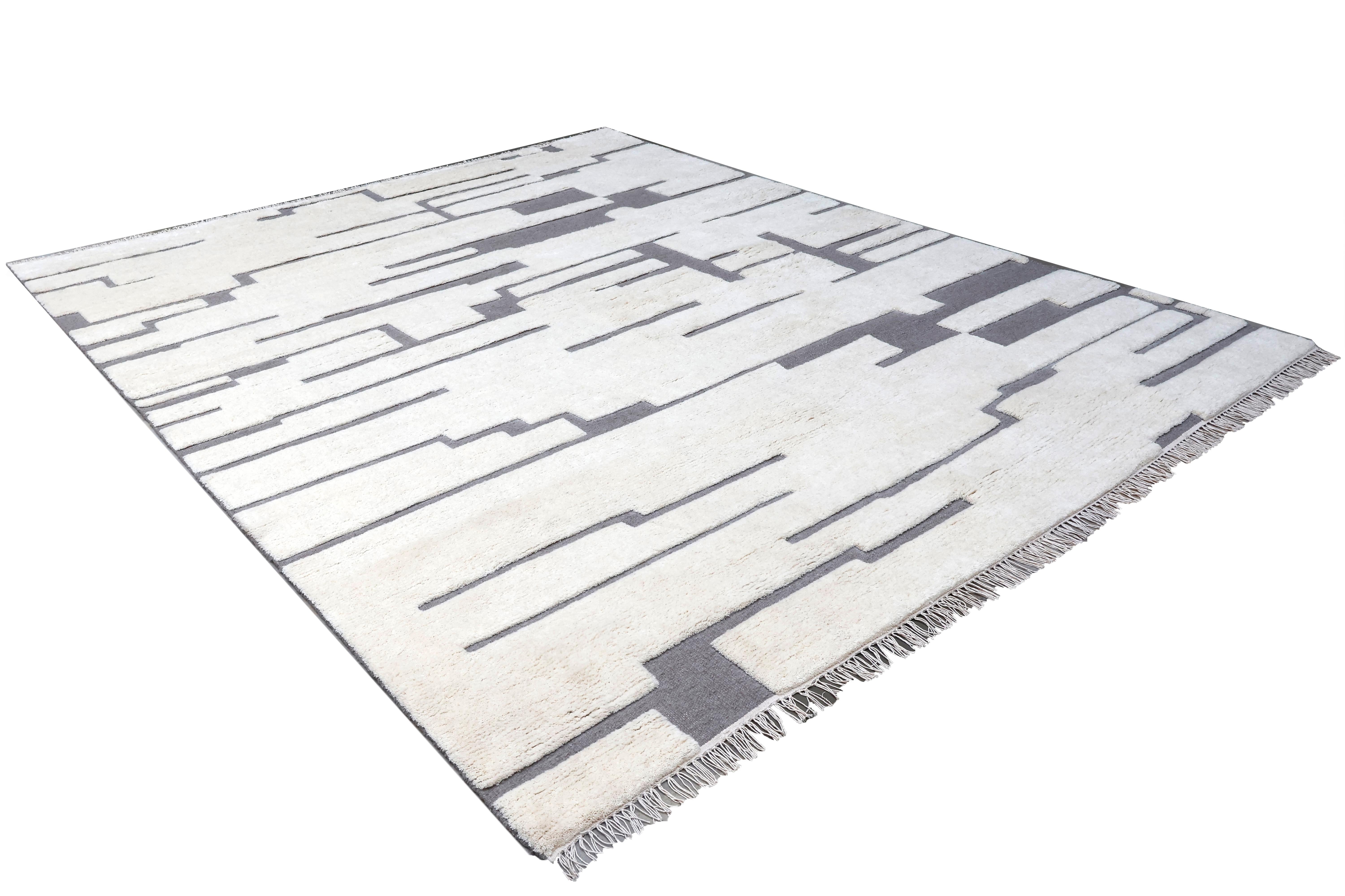 Noué à la main Fine White & Gray Modernity High-Low en vente