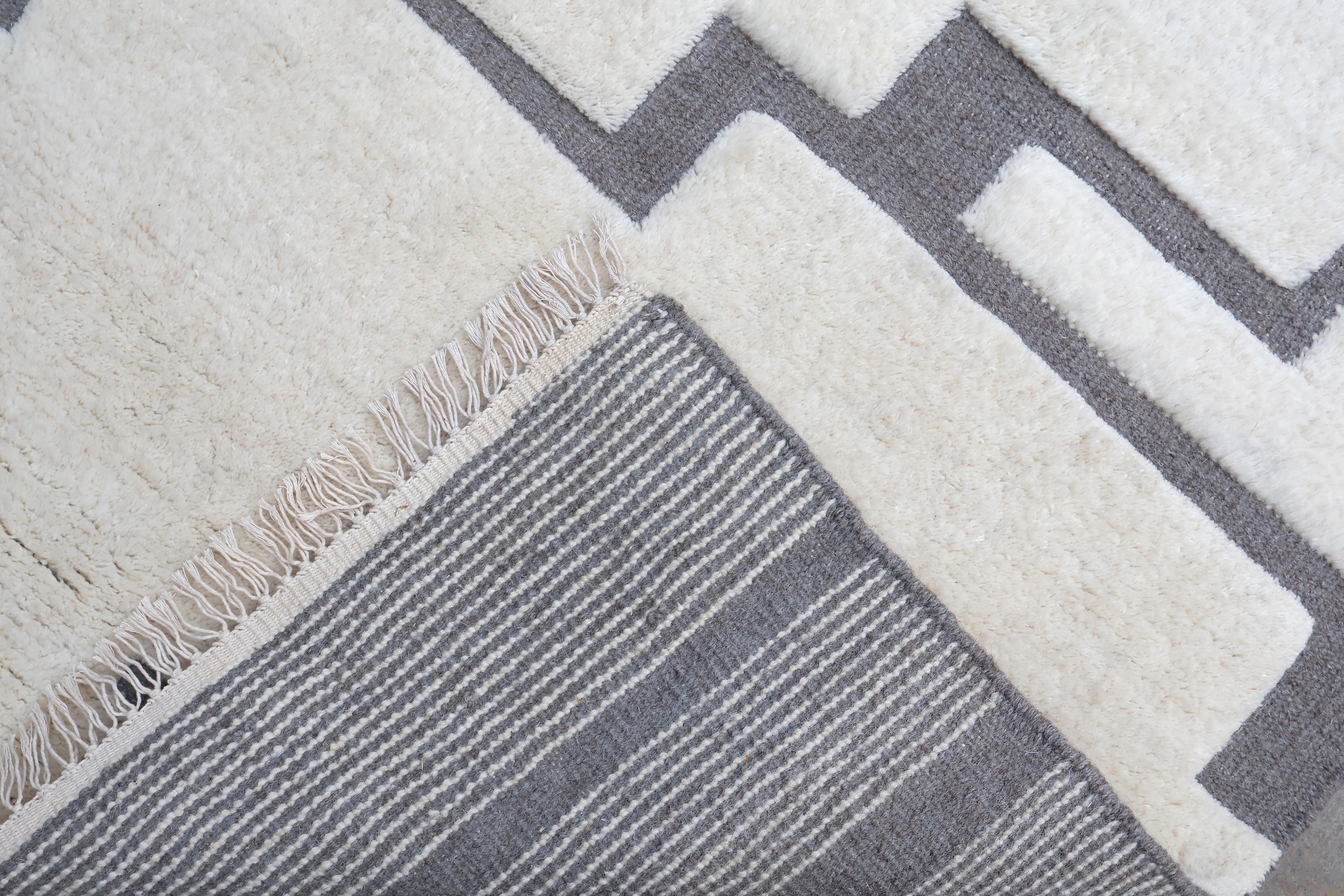 Fine White & Gray Modernity High-Low Neuf - En vente à Laguna Hills, CA