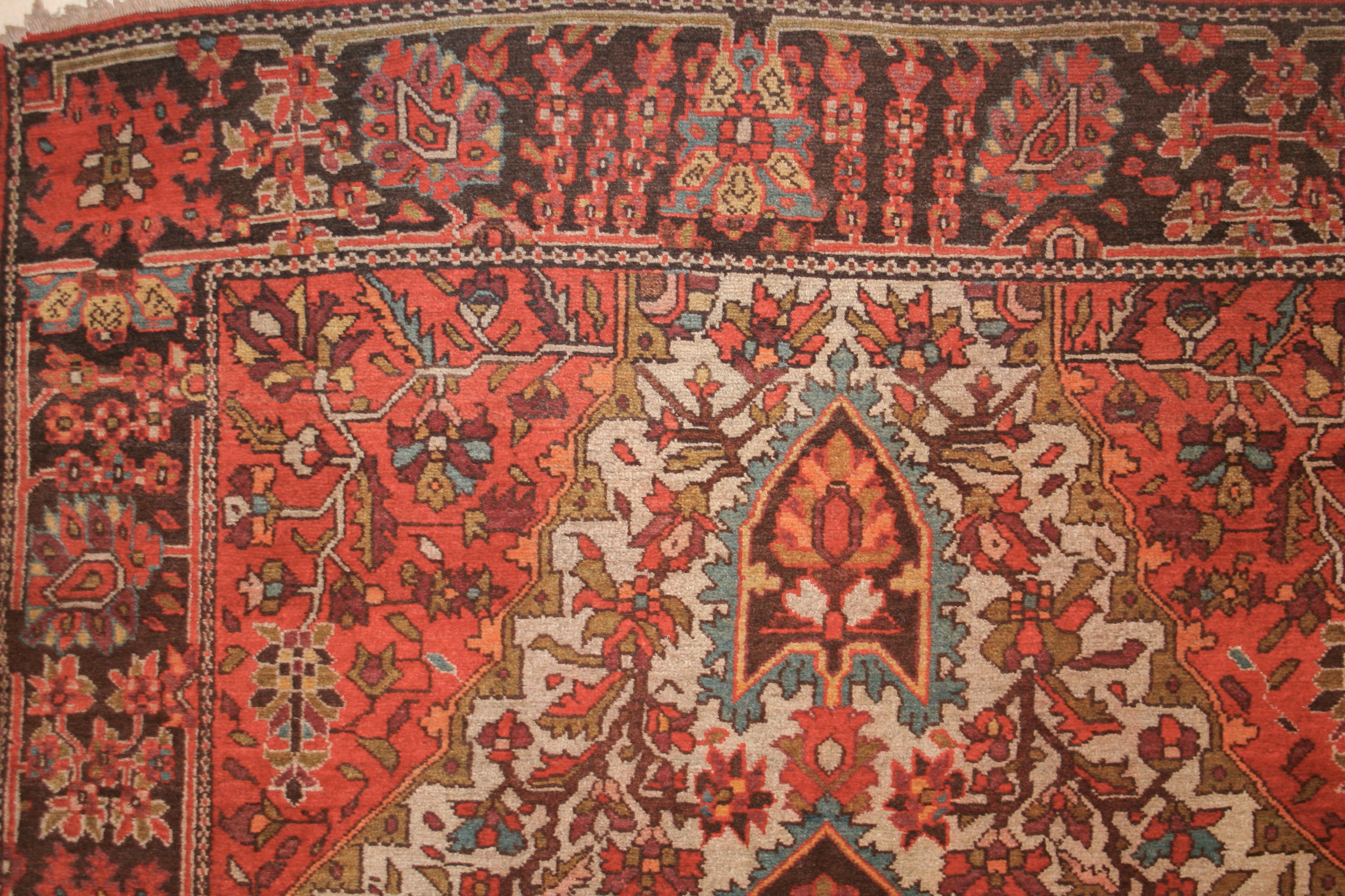 A very finely woven Sarouk Ferahan rug, decorated by a medallion and pendants pattern on an ivory background. Ferahan Sarouks are representative of a classic group of turn of the century examples in Persianate patterns from the Arak region. The