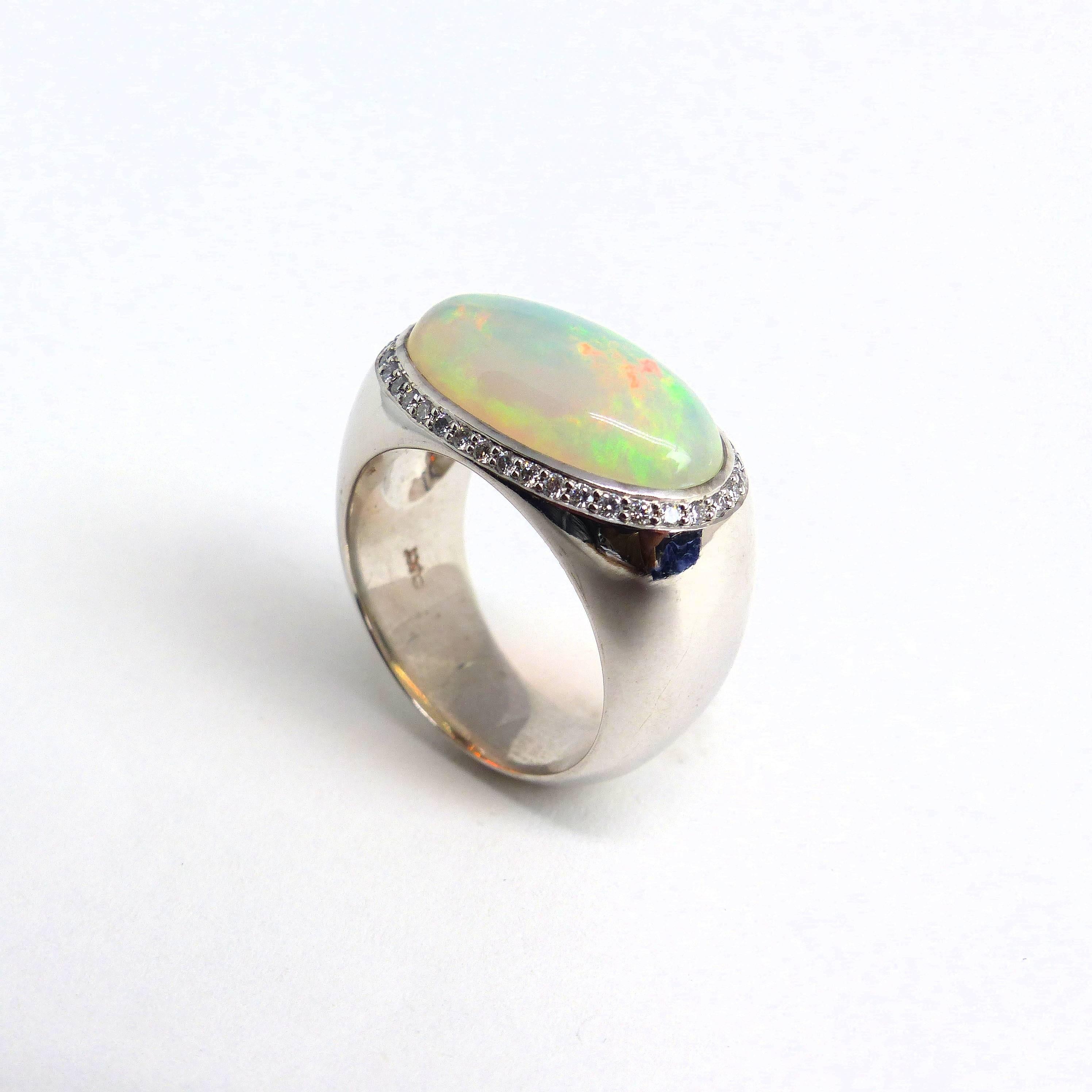 Thomas Leyser è famoso per i suoi design di gioielli contemporanei che utilizzano pietre preziose e diamanti colorati. 

Questo anello in oro bianco 18k (15,5g) è incastonato con 1x Opale Bianco Cabouchon (ovale, 18x10mm, 5,30ct) + 38x Diamanti