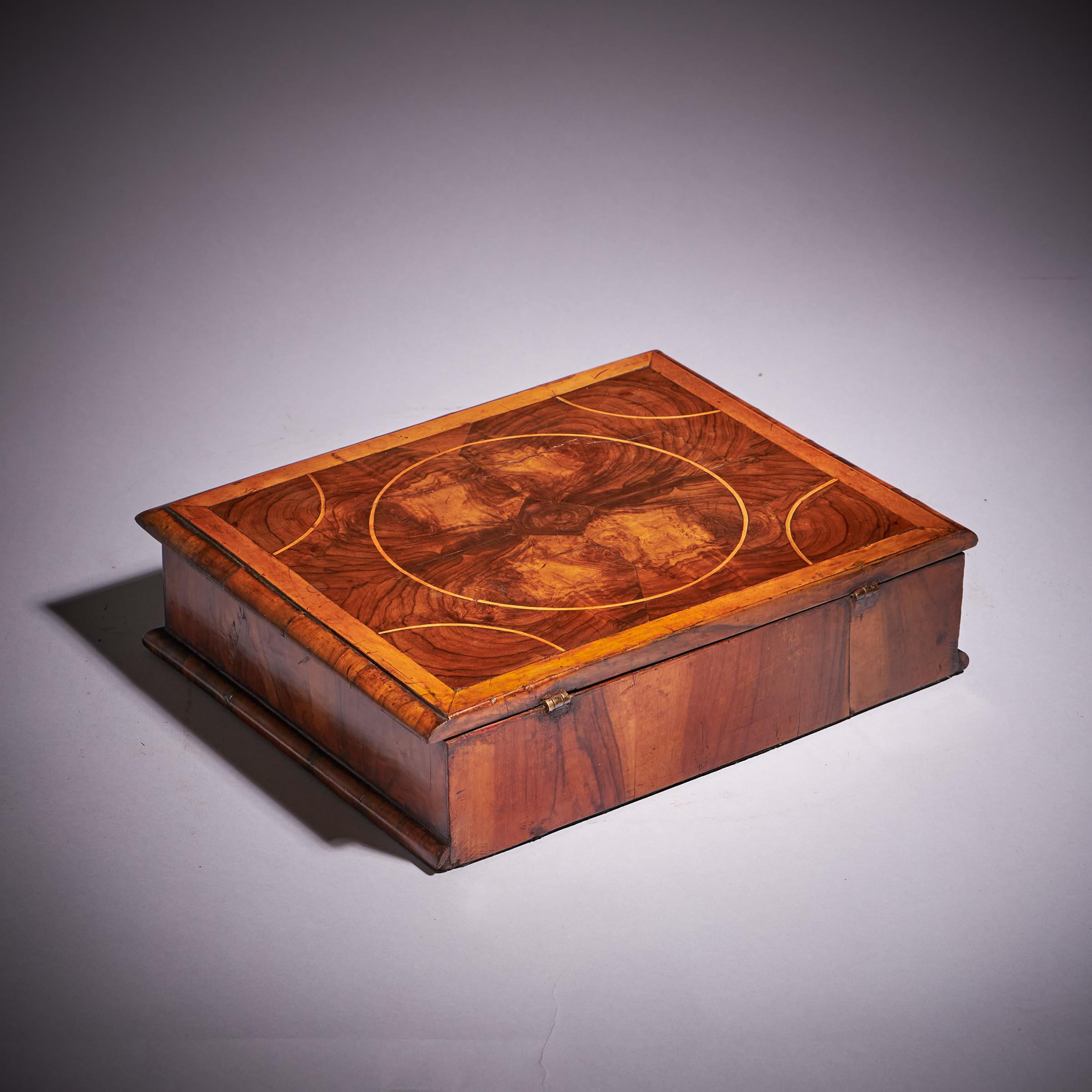 Fina caja de encaje de ostras de olivo de William & Mary del siglo XVII Inglés en venta