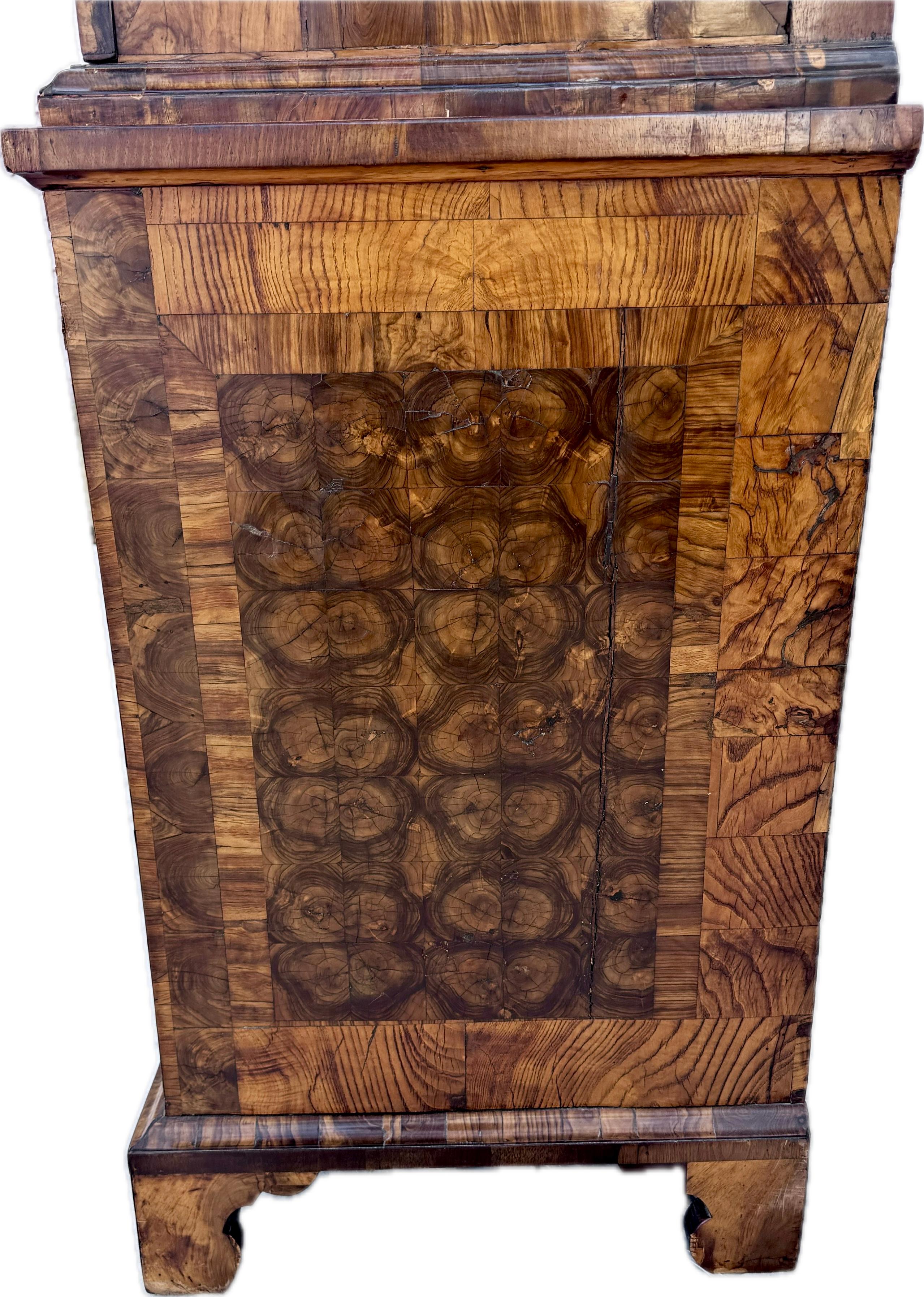 Fine armoire sur coffre en placage d'huître William & Mary en vente 2