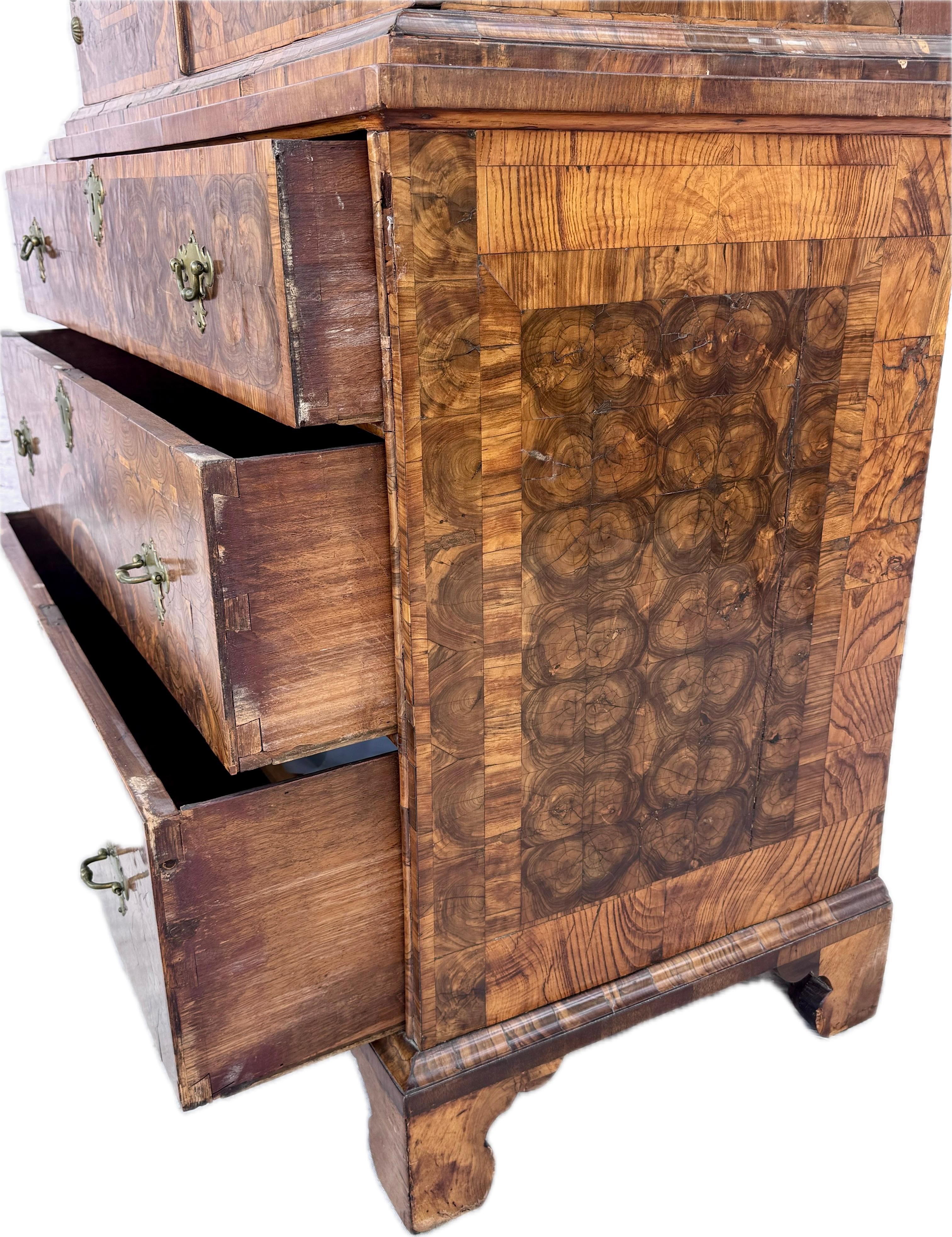 Fine armoire sur coffre en placage d'huître William & Mary en vente 3