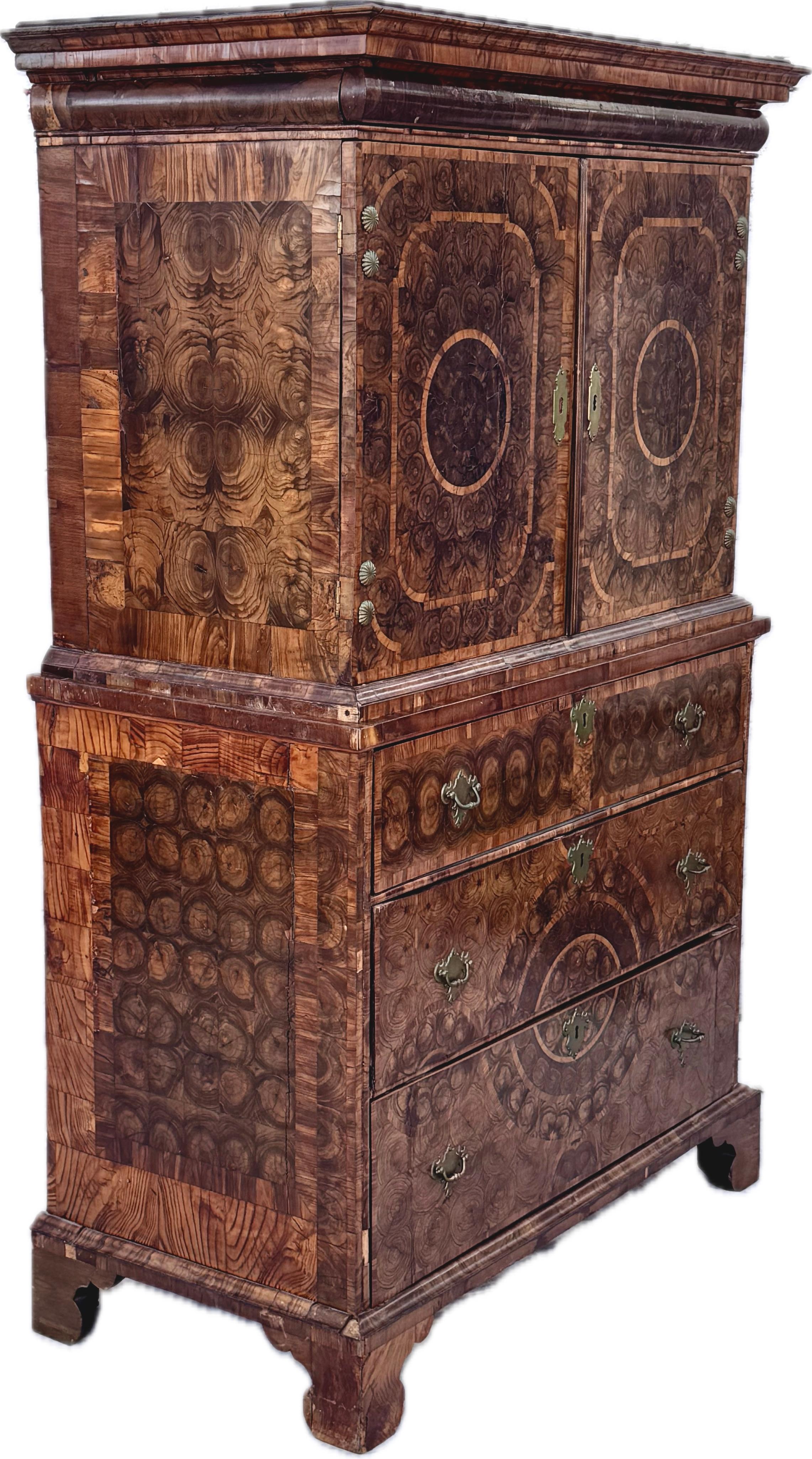 Fine armoire sur coffre en placage d'huître William & Mary en vente 4