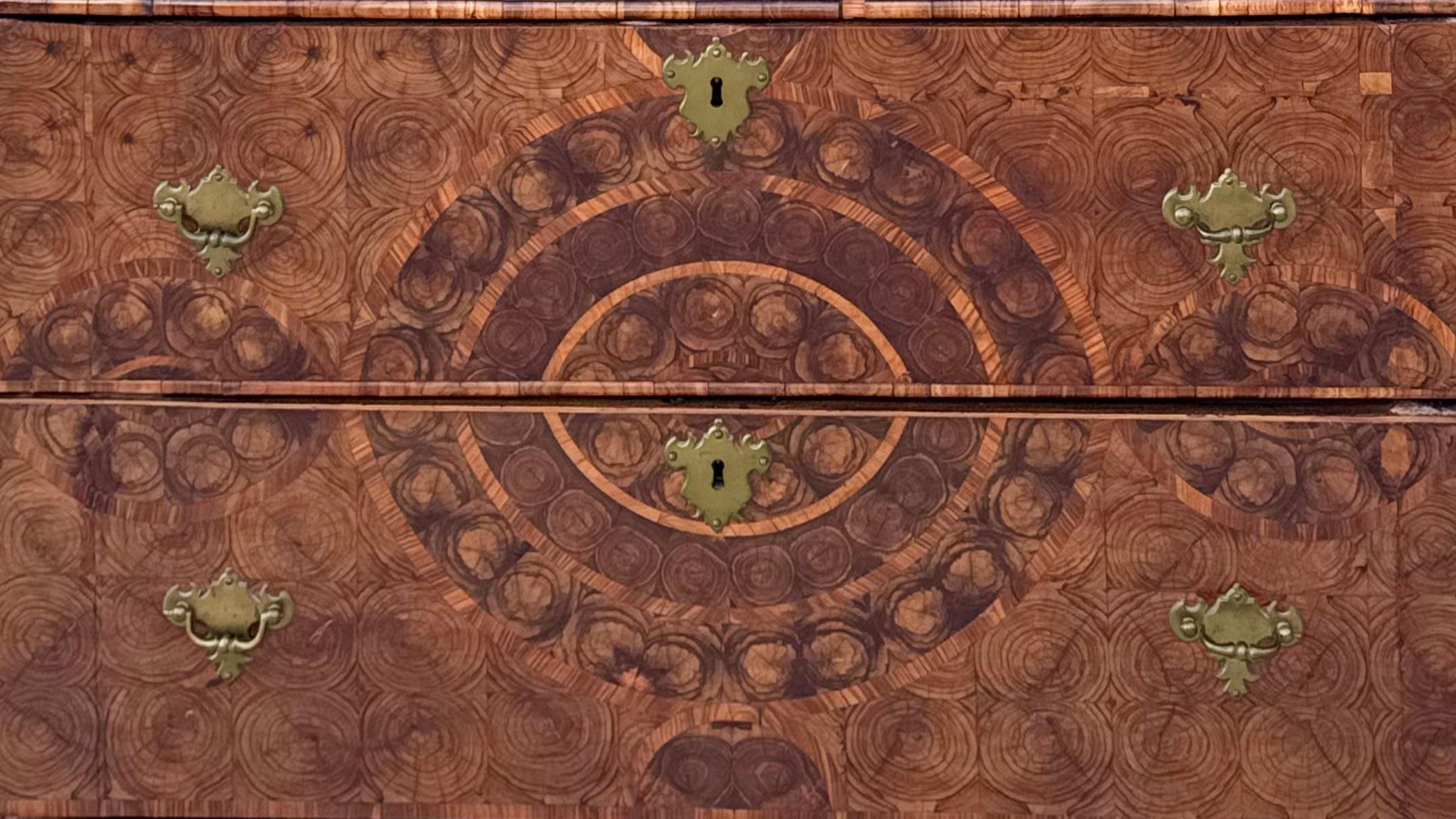 Fine armoire sur coffre en placage d'huître William & Mary en vente 6