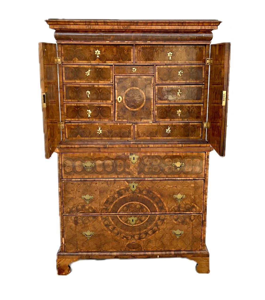 Très belle armoire sur coffre en placage d'huîtres de la fin du XVIIe siècle, d'époque Queen Anne/William and Mary, avec une patine et une couleur noisette exceptionnelles, et des proportions souhaitables. La corniche en forme surplombe une profonde