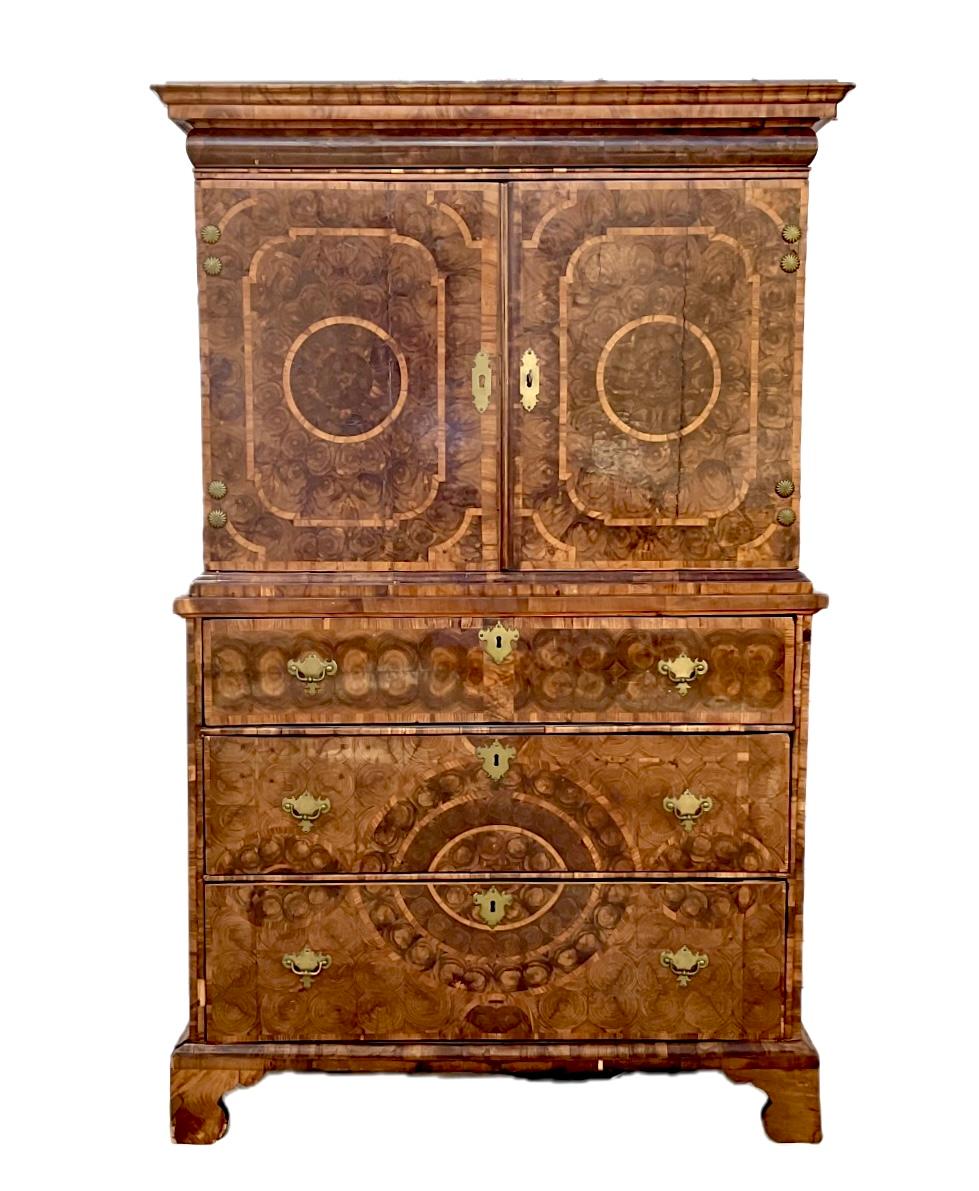 William and Mary Fine armoire sur coffre en placage d'huître William & Mary en vente