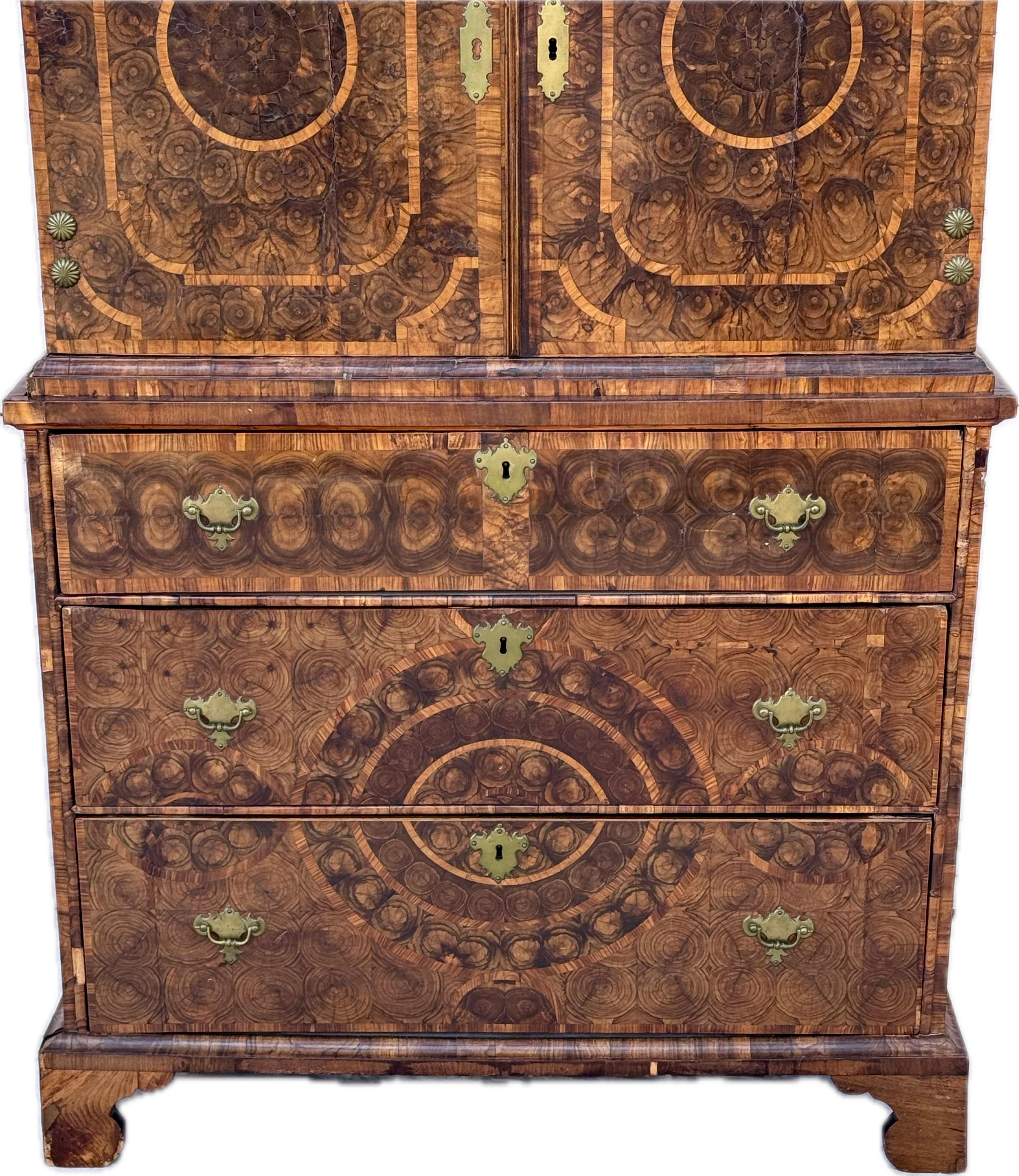 Anglais Fine armoire sur coffre en placage d'huître William & Mary en vente