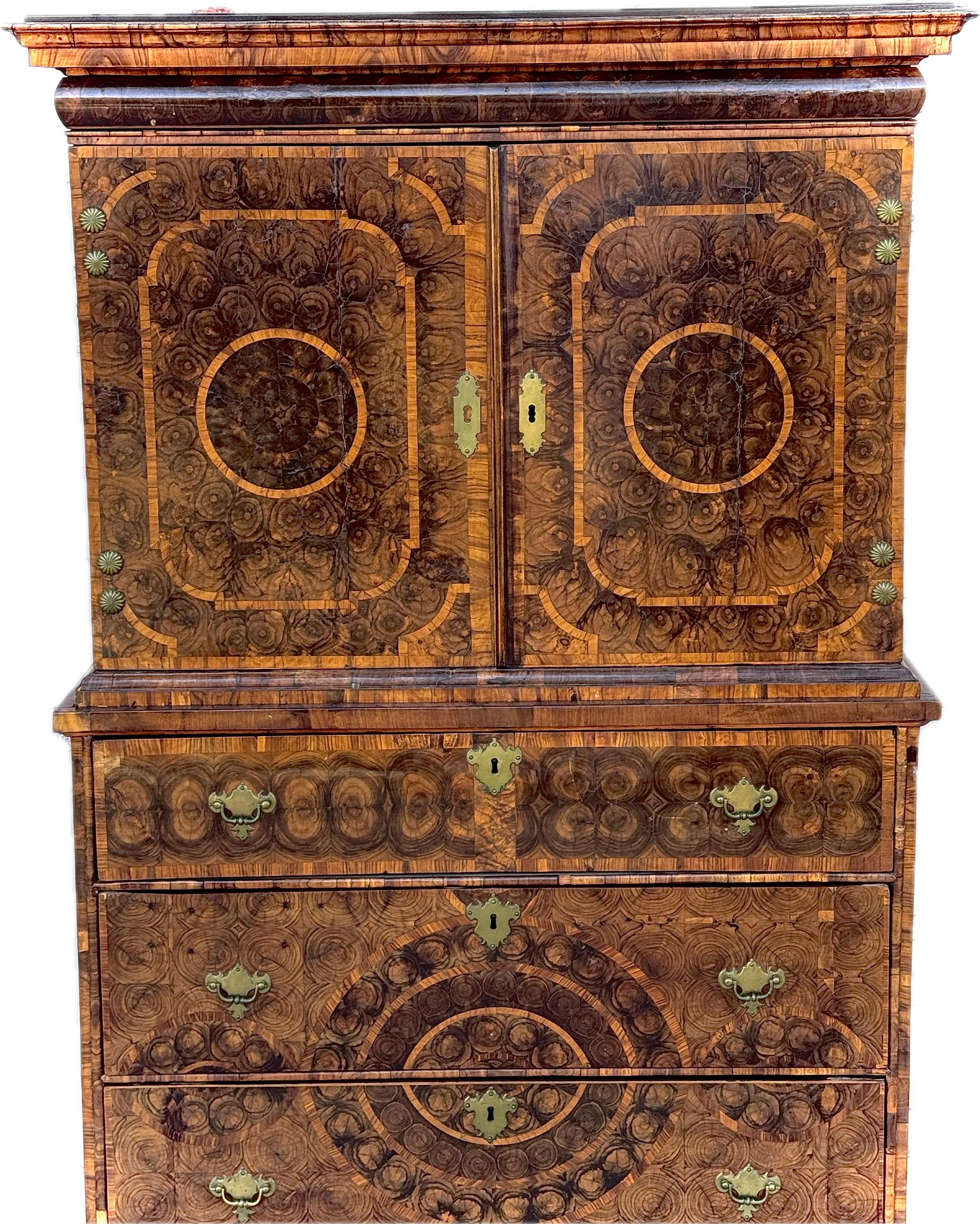 Placage Fine armoire sur coffre en placage d'huître William & Mary en vente