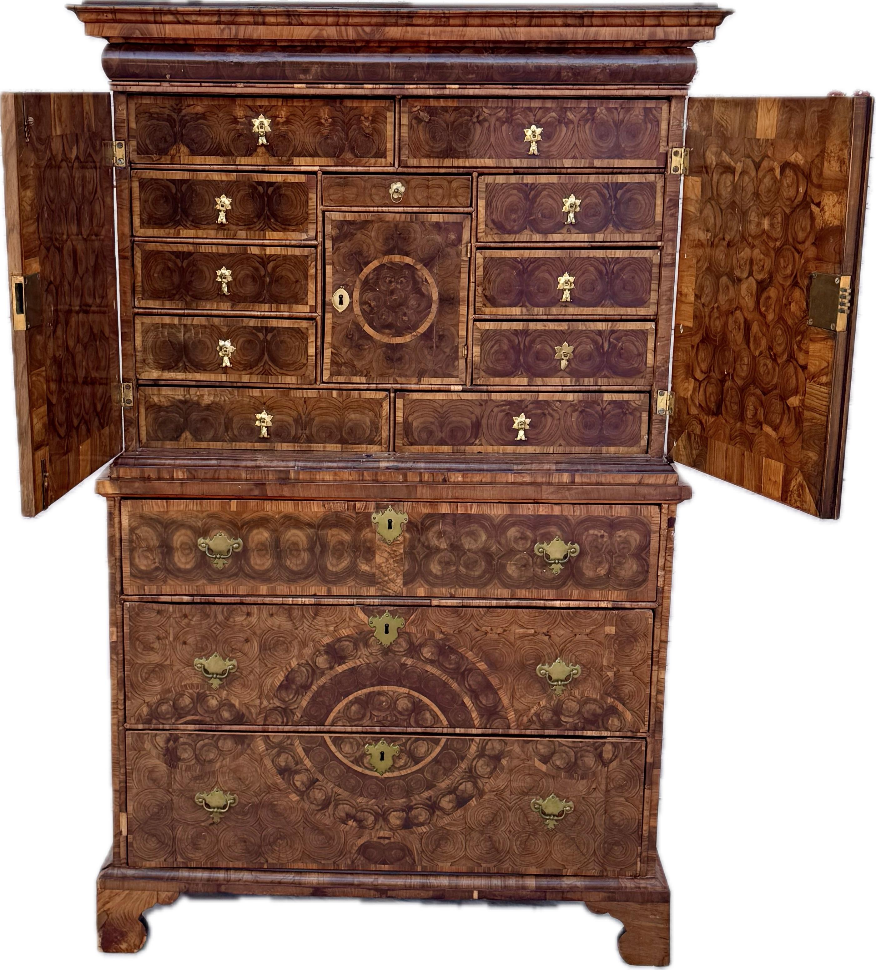 Fine armoire sur coffre en placage d'huître William & Mary Bon état - En vente à Bradenton, FL