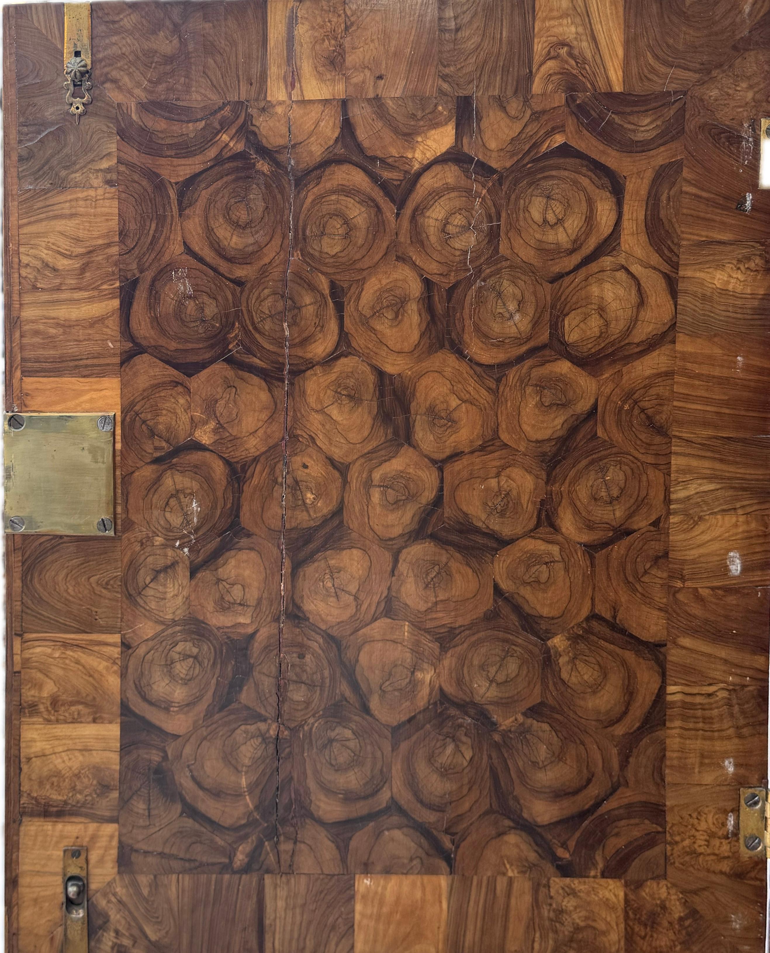 XVIIIe siècle Fine armoire sur coffre en placage d'huître William & Mary en vente