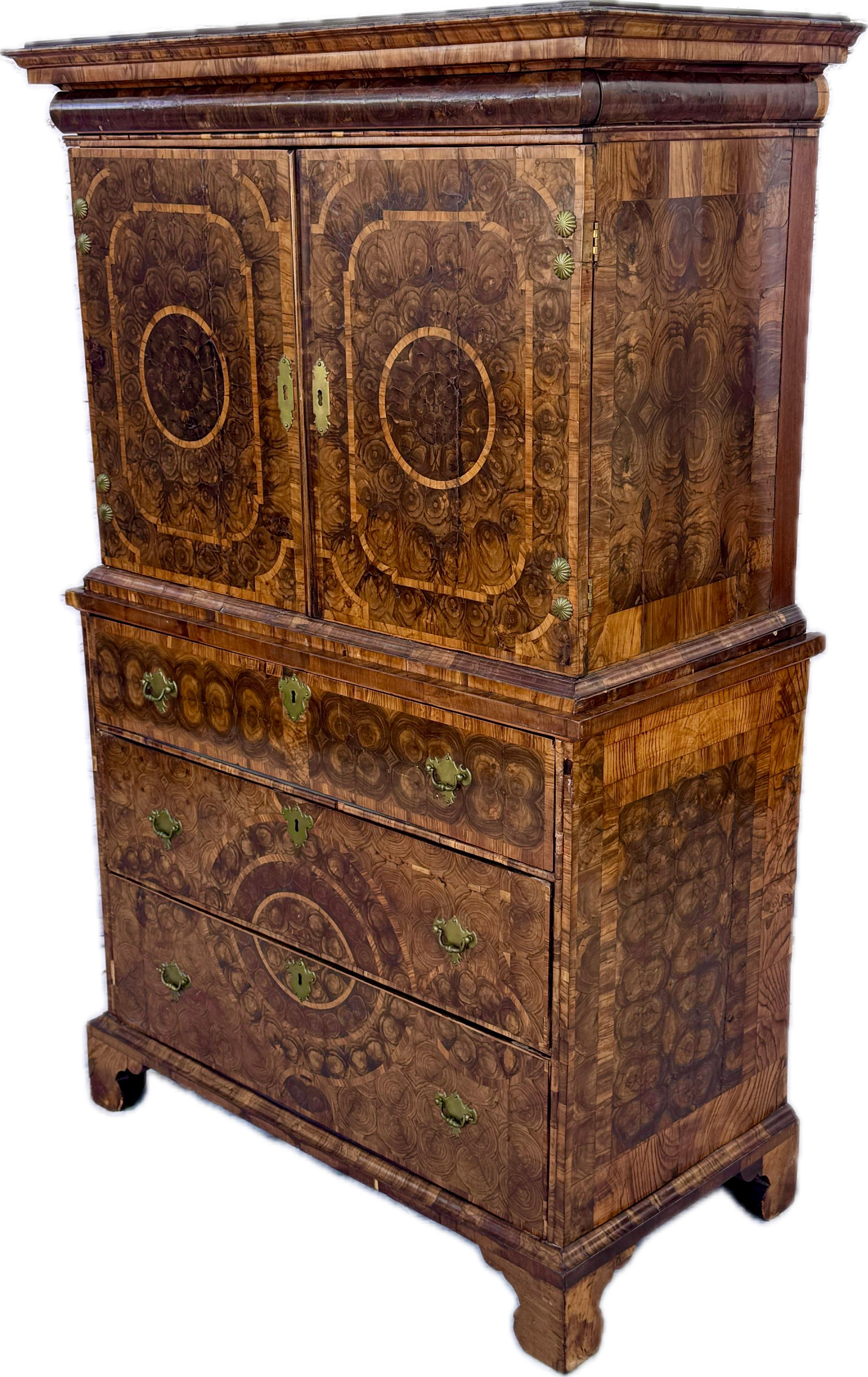 Olivier Fine armoire sur coffre en placage d'huître William & Mary en vente