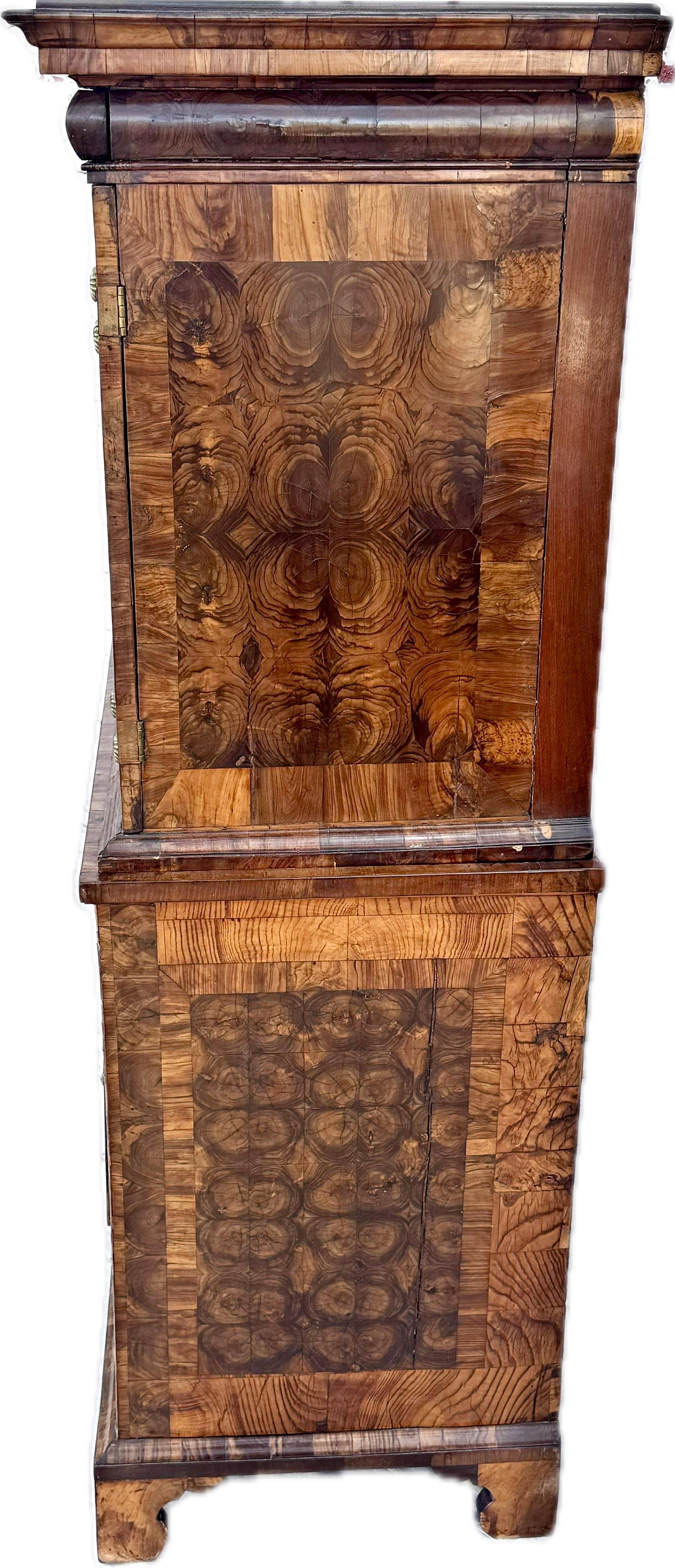 Fine armoire sur coffre en placage d'huître William & Mary en vente 1
