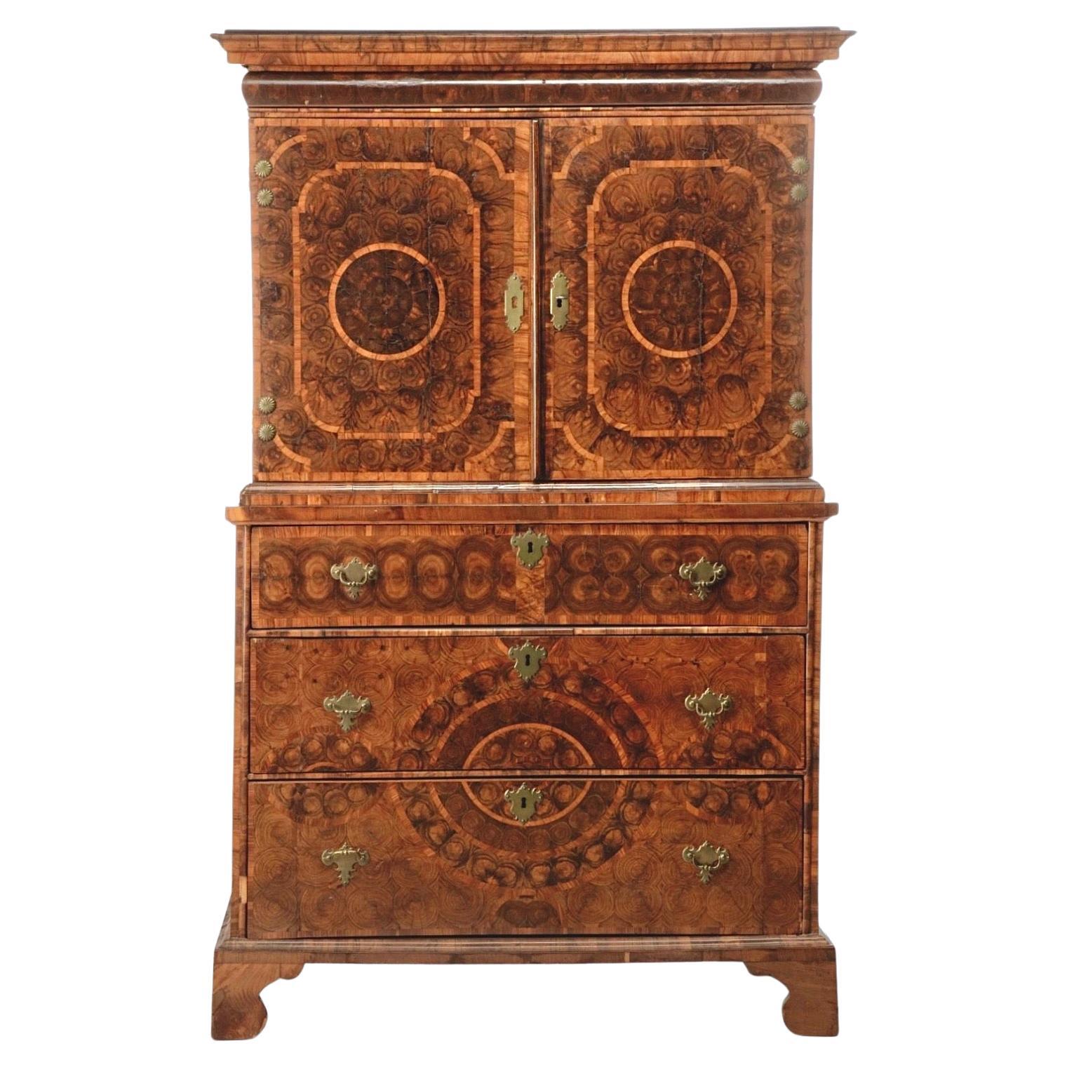 Fine armoire sur coffre en placage d'huître William & Mary en vente