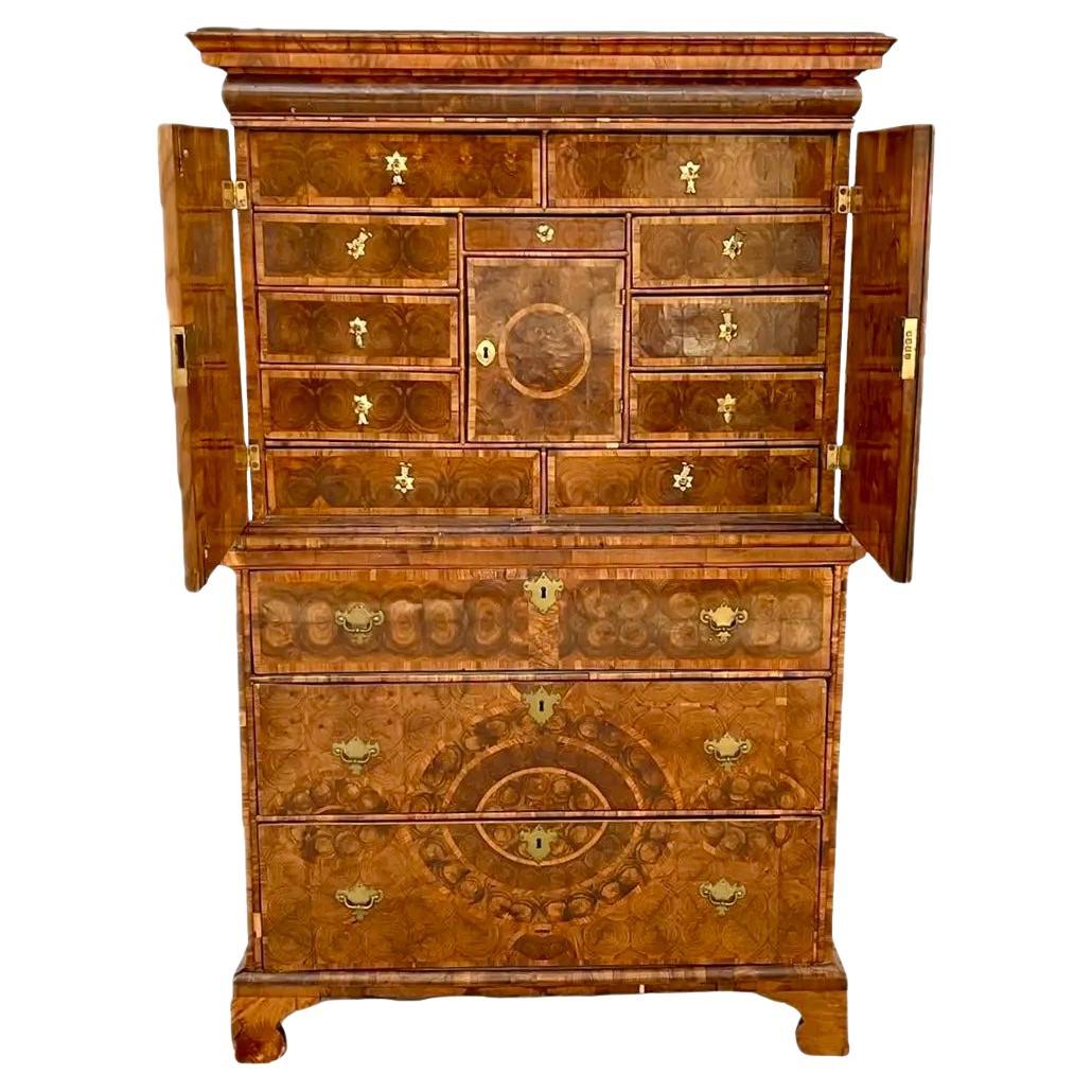 Fine armoire sur coffre en placage d
huître William 
Mary en vente