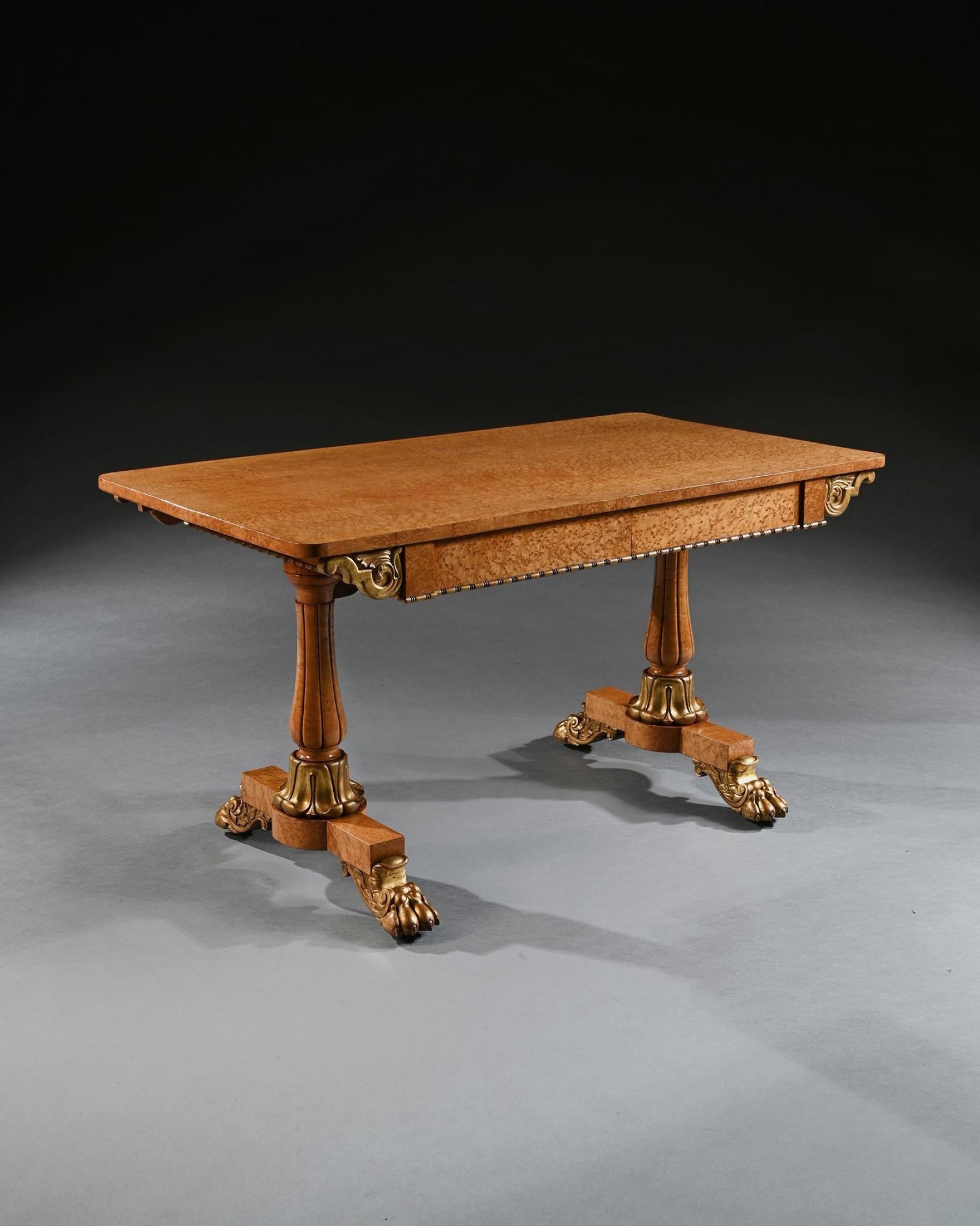 William IV Table de bibliothèque ou de centre en érable piqué et bois sculpté de William Williams en vente