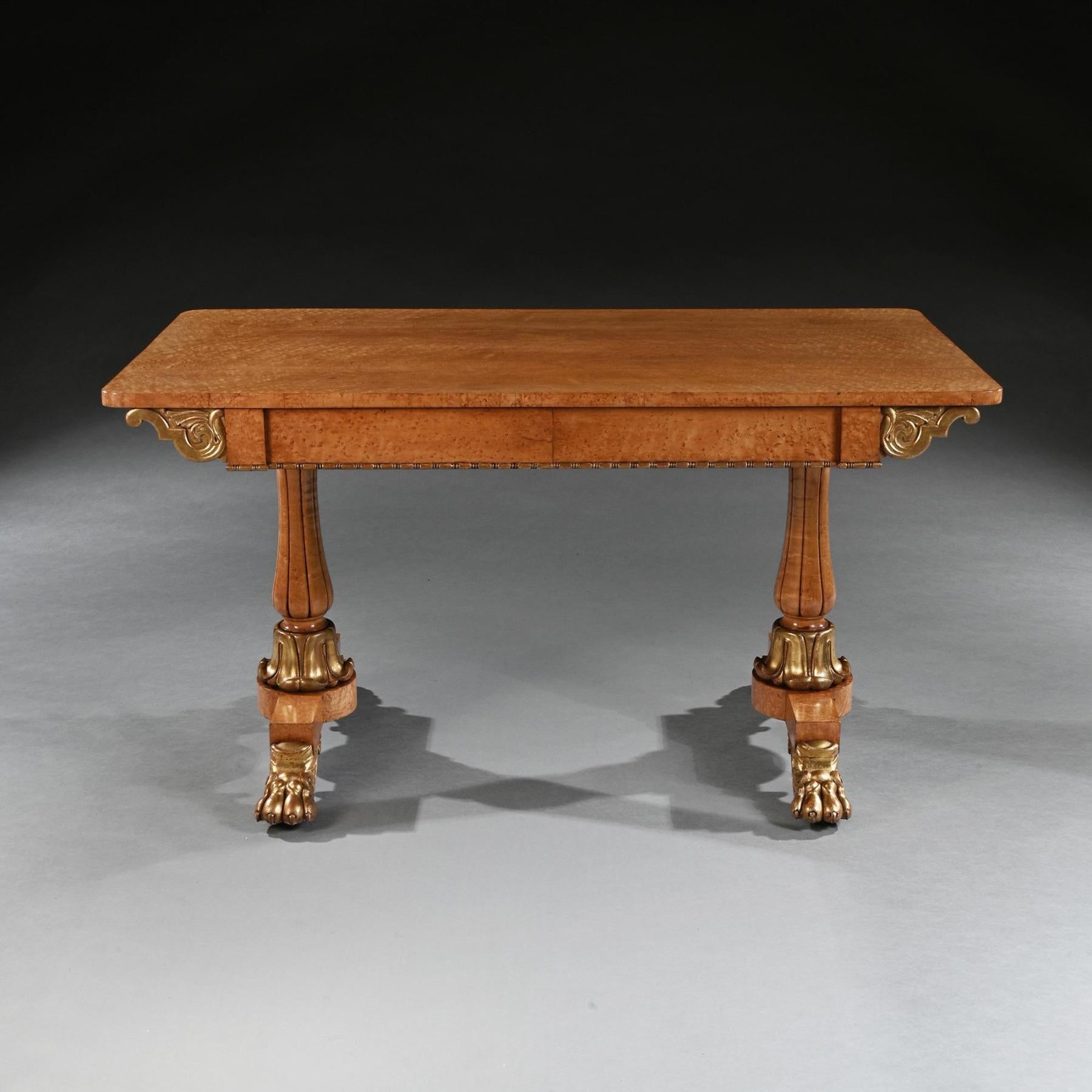 Érable piqué Table de bibliothèque ou de centre en érable piqué et bois sculpté de William Williams en vente