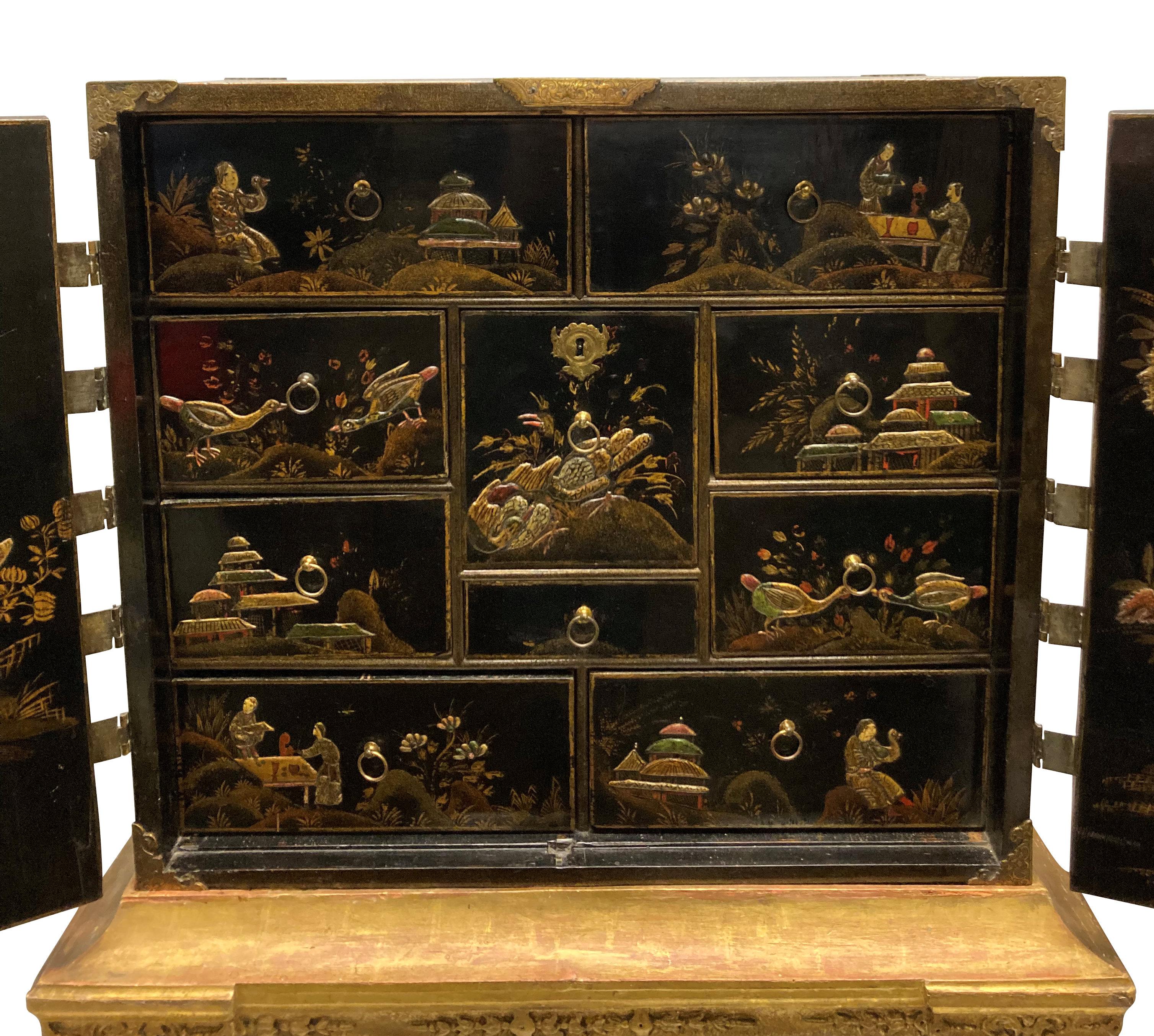 Cabinet de Chinoiserie de William & Mary sur Stand en bois doré en vente 2