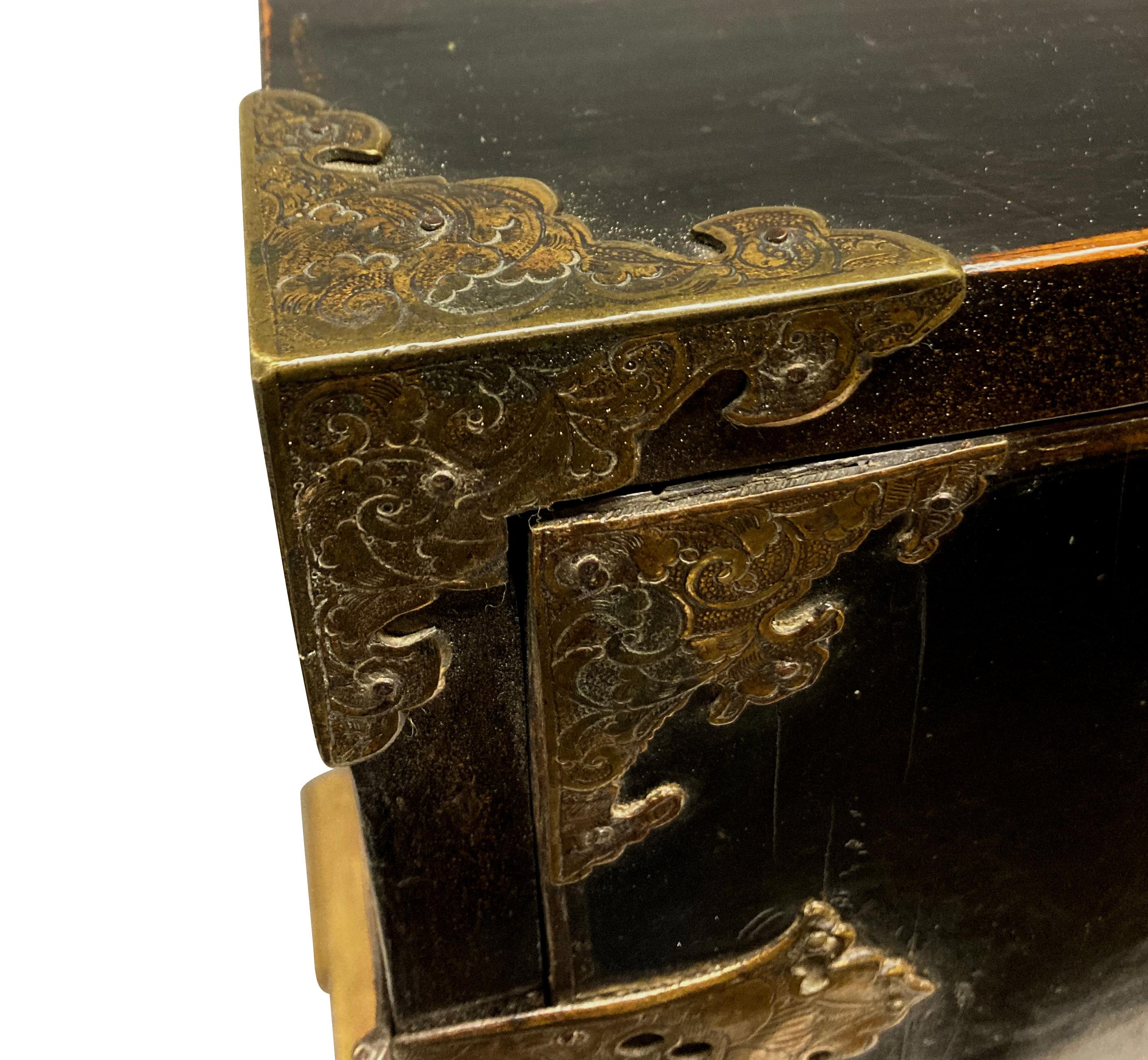 Fino armario de chinoiserie William & Mary sobre soporte de madera dorada en venta 7